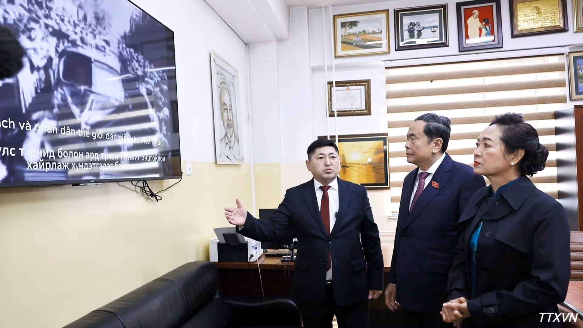 El presidente de la Asamblea Nacional vietnamita, Tran Thanh Man, y su esposa escuchan una presentación sobre documentos relacionados con el Presidente Ho Chi Minh en el salón tradicional de la escuela. (Foto: VNA)