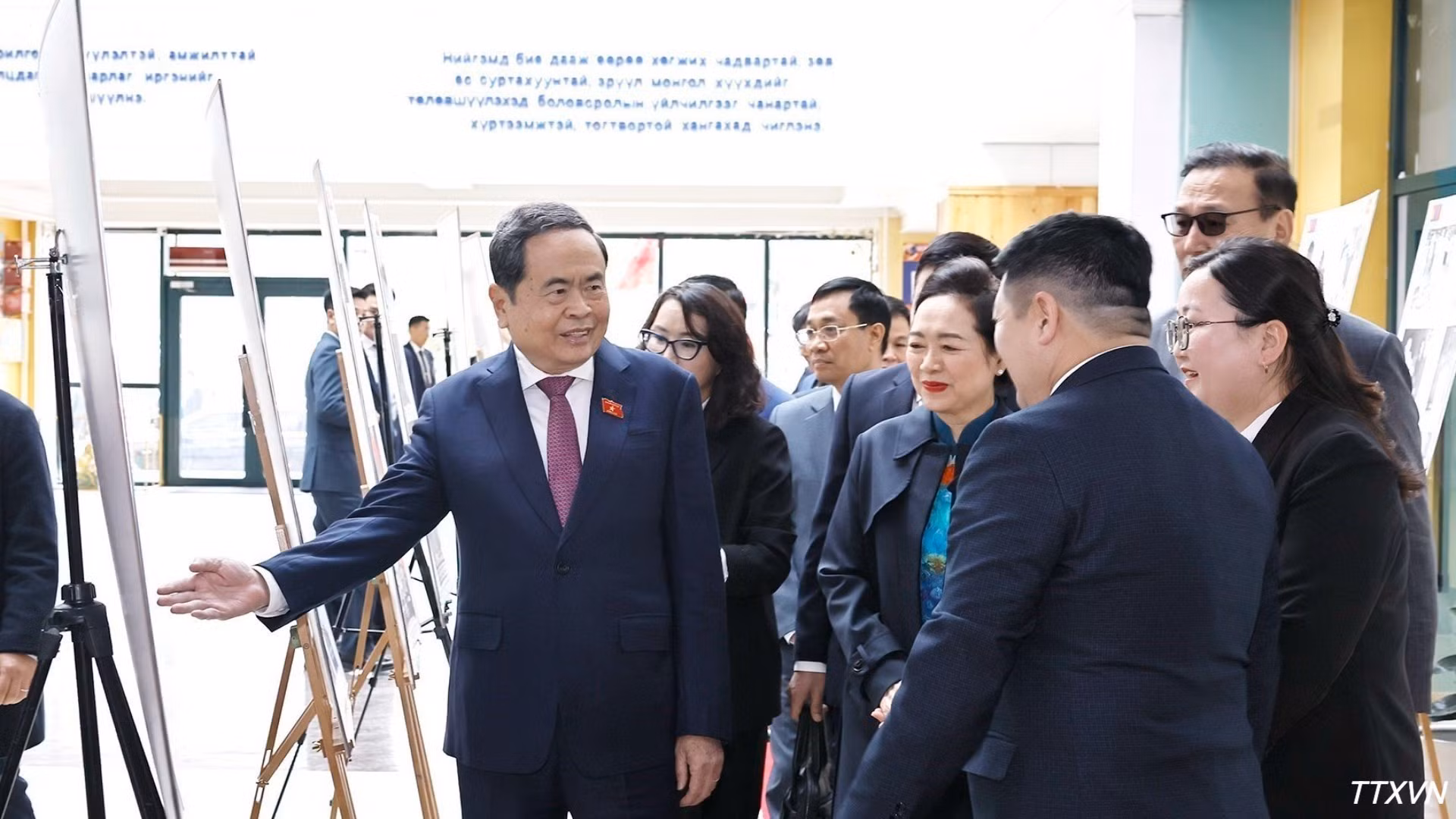 El presidente de la Asamblea Nacional vietnamita, Tran Thanh Man, y su esposa visitan la Escuela Integral Nº 14 Ho Chi Minh. (Foto: VNA)