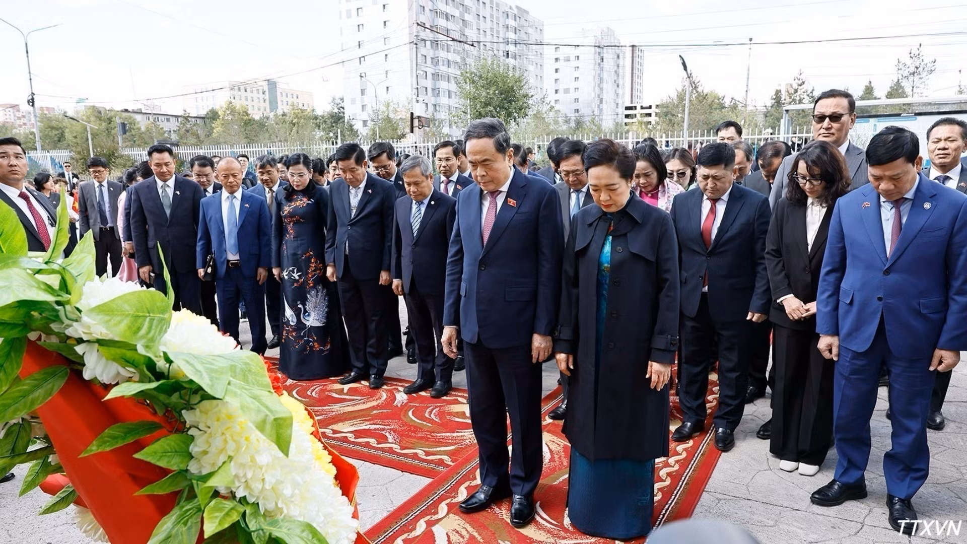 El presidente de la Asamblea Nacional vietnamita, Tran Thanh Man, y su esposa, junto con la delegación vietnamita de alto rango, depositan una ofrenda floral en el Monumento a Ho Chi Minh en la Escuela. (Foto: VNA)