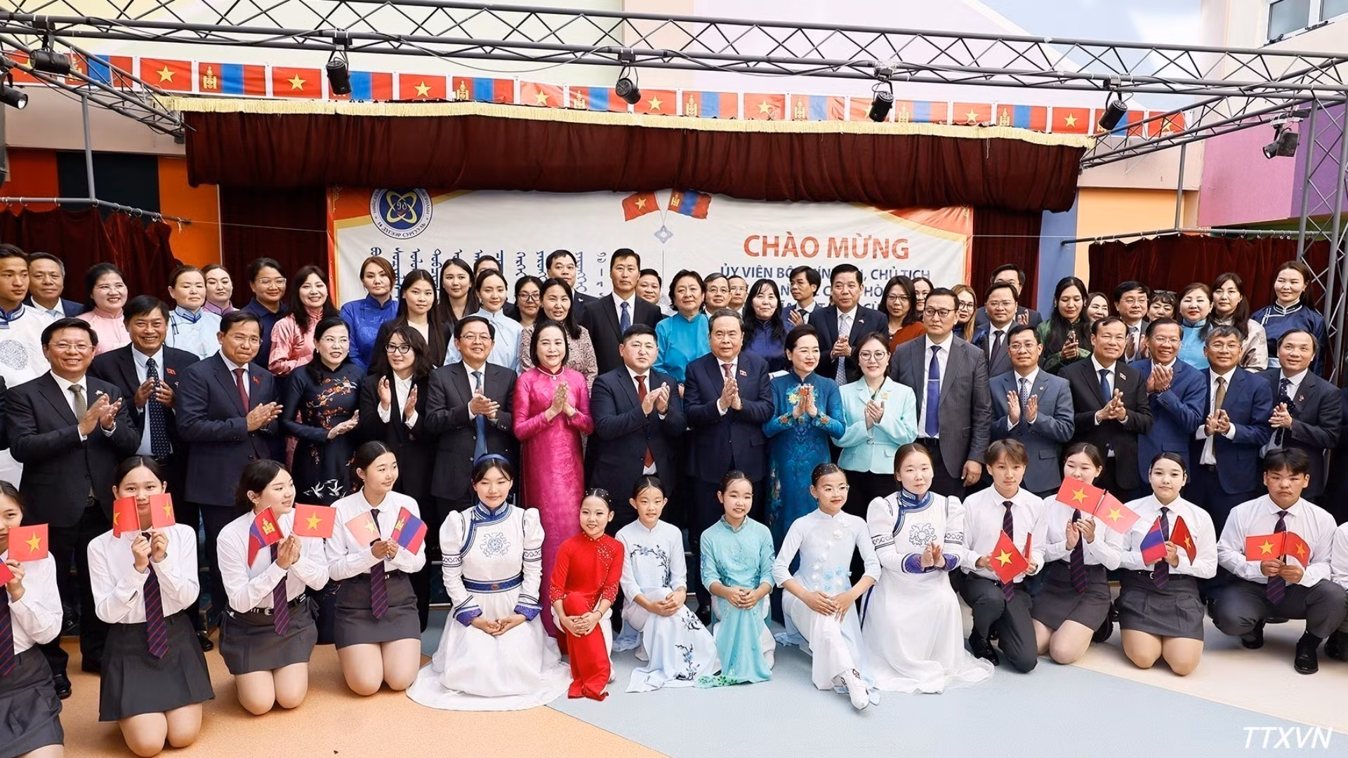 El presidente de la Asamblea Nacional, Tran Thanh Man, y su esposa junto a los directivos y alumnos de la Escuela Integral Nº 14 Ho Chi Minh. (Foto: VNA)