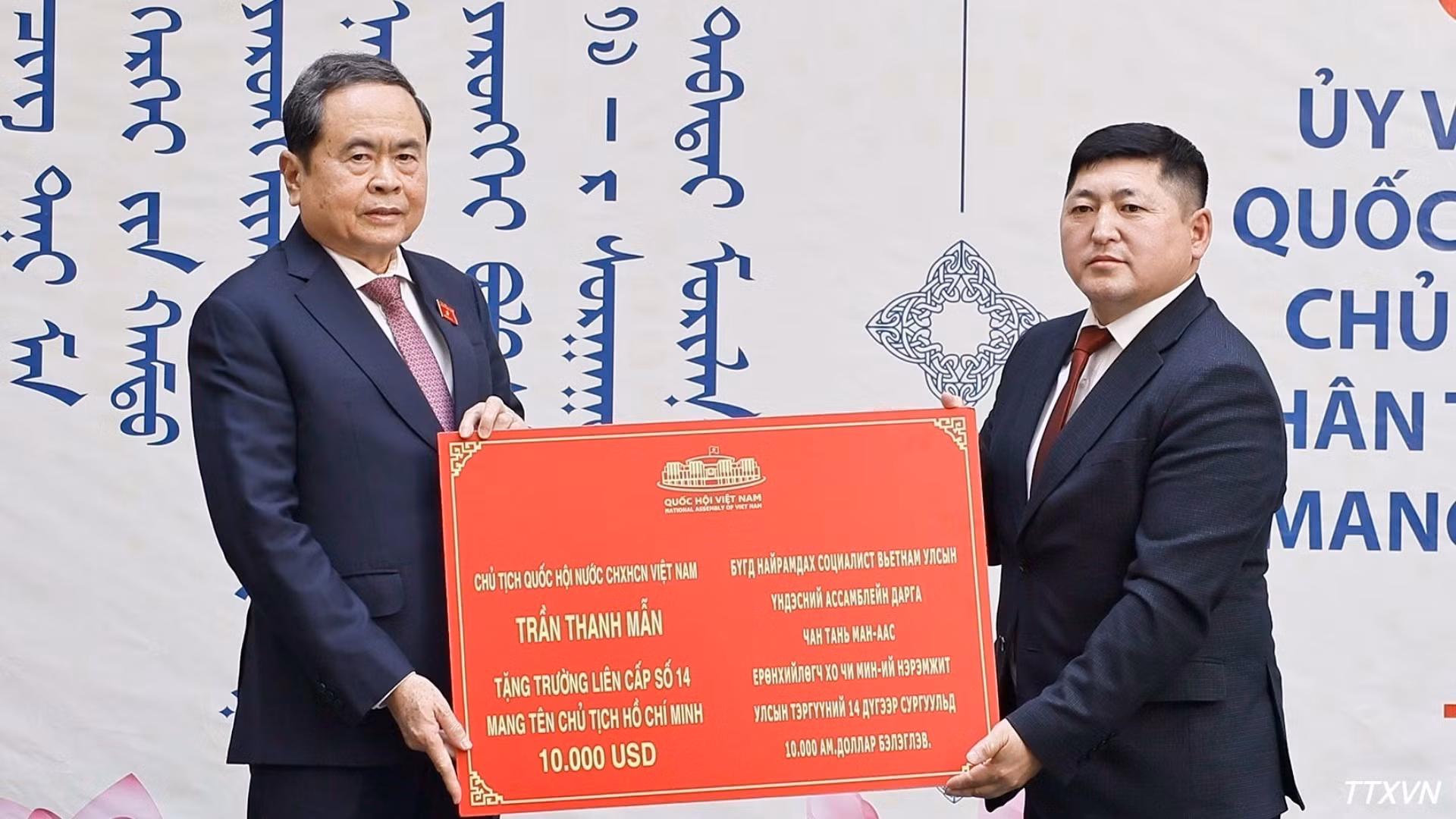 El presidente de la Asamblea Nacional vietnamita, Tran Thanh Man, entrega un regalo a la Escuela. (Foto: VNA)