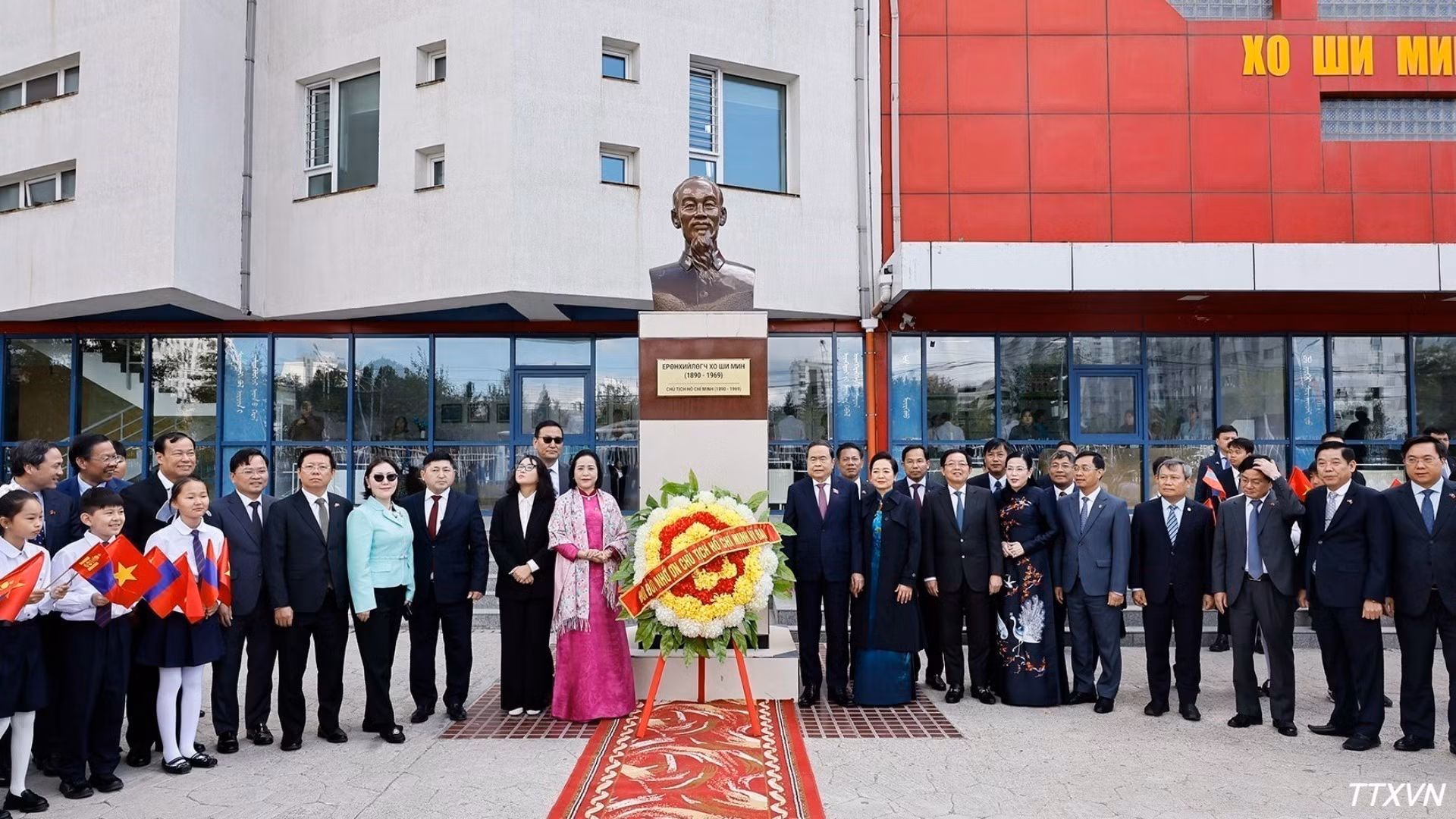 El presidente de la Asamblea Nacional vietnamita, Tran Thanh Man, y su esposa, junto con los delegados, se toman una foto conmemorativa en el Monumento a Ho Chi Minh en la Escuela. (Foto: VNA)