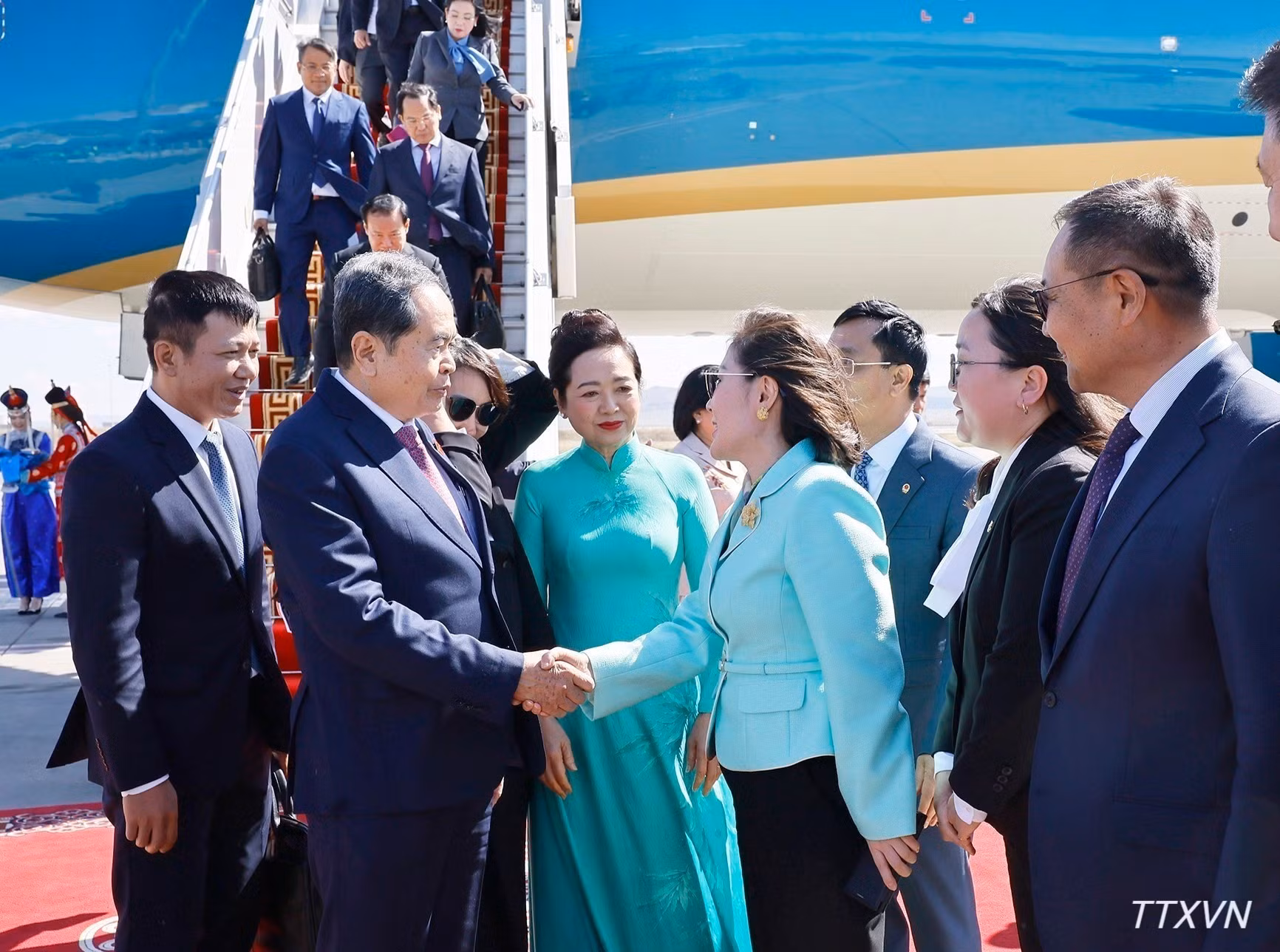 J. Bayarmaa, presidenta del Grupo Parlamentario de Amistad Mongolia-Vietnam, y los funcionarios mongoles reciben al titular de la Asamblea Nacional vietnamita, Tran Thanh Man, y su esposa en el aeropuerto Chinggis Khan de Ulán Bator. (Foto: VNA)