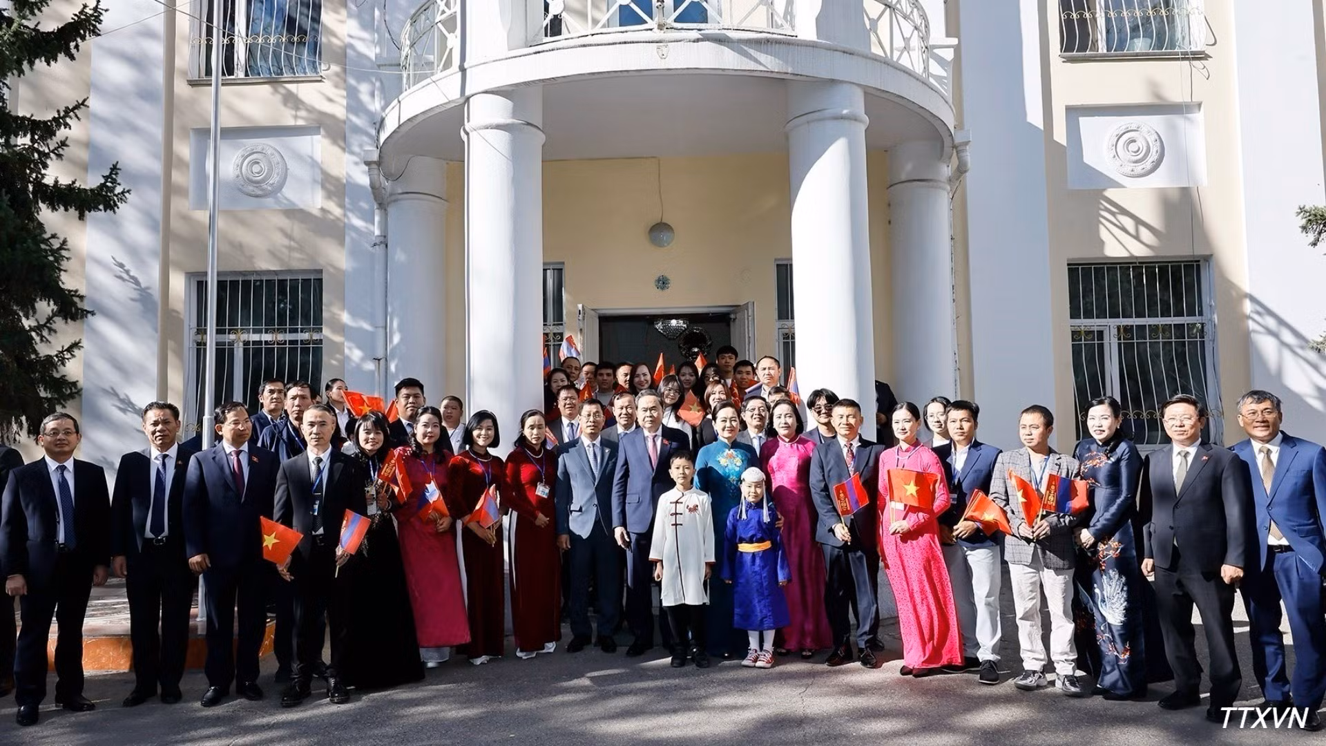 El presidente de la Asamblea Nacional vietnamita, Tran Thanh Man, entrega regalos a representantes de la comunidad vietnamita en Mongolia. (Foto: VNA)