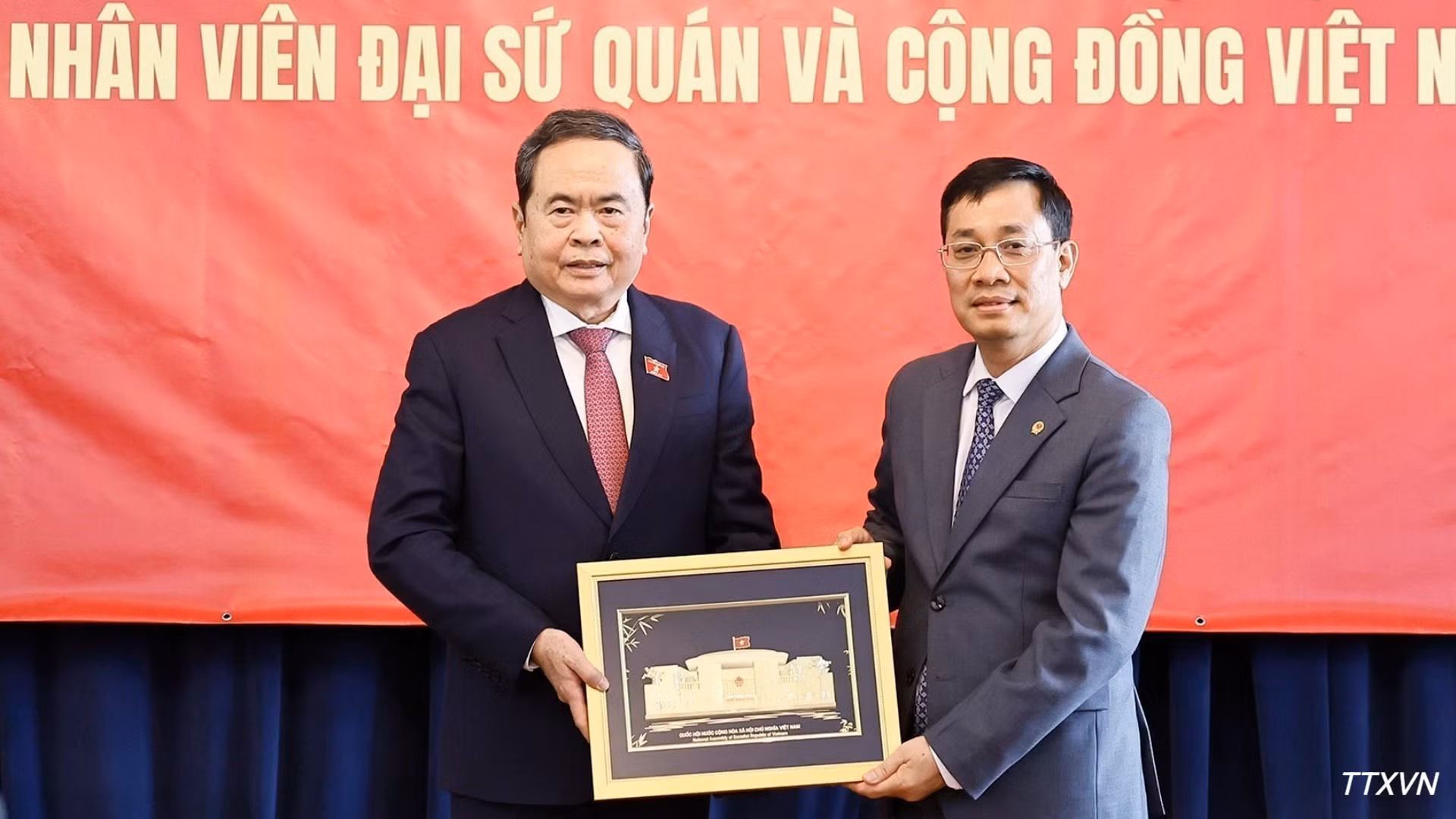El presidente de la Asamblea Nacional vietnamita, Tran Thanh Man, entrega regalos a funcionarios y personal de la Embajada de Vietnam en Mongolia. (Foto: VNA)