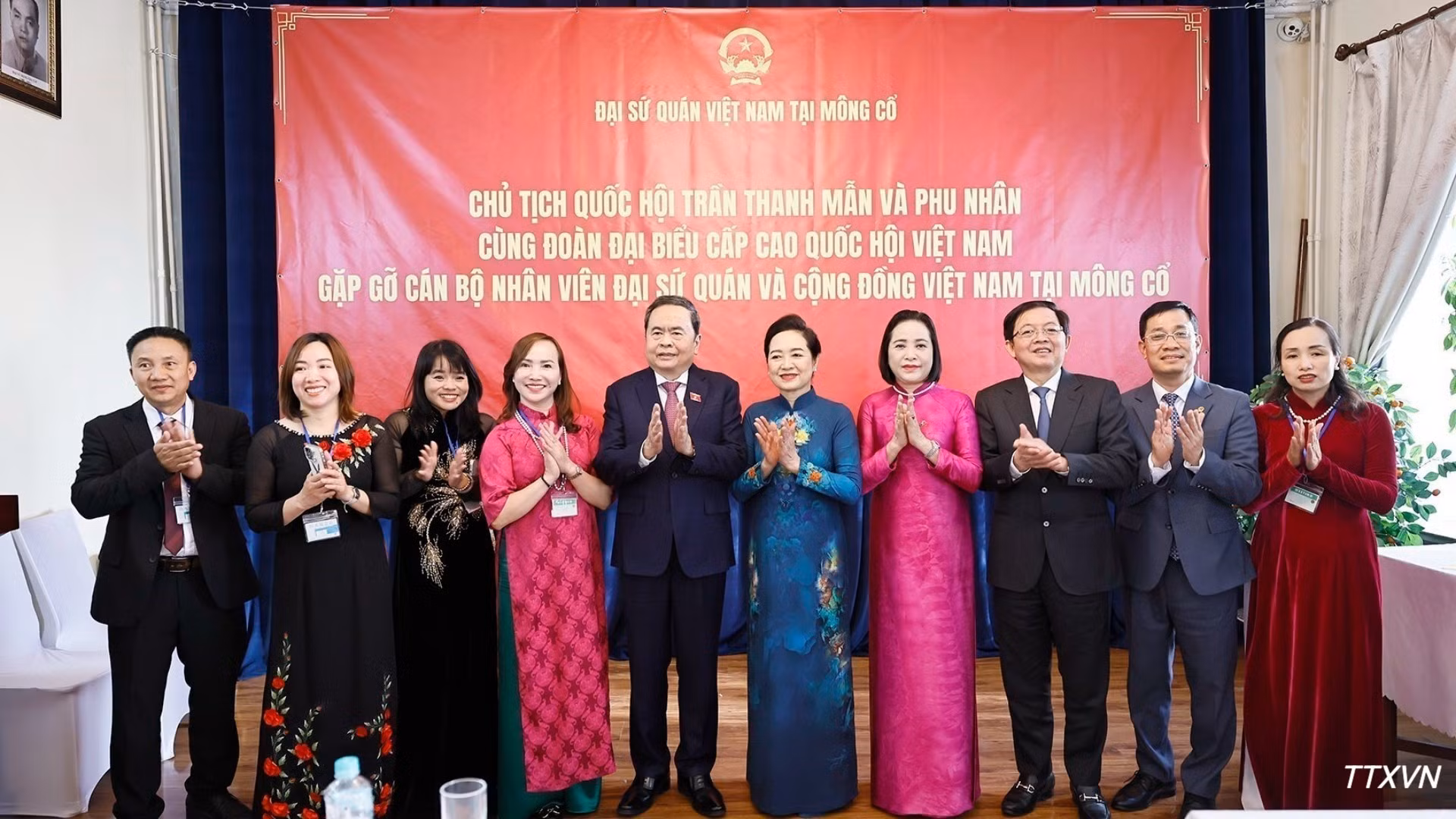 [Foto] Máximo legislador de Vietnam y su esposa se reúnen con comunidad vietnamita en Mongolia