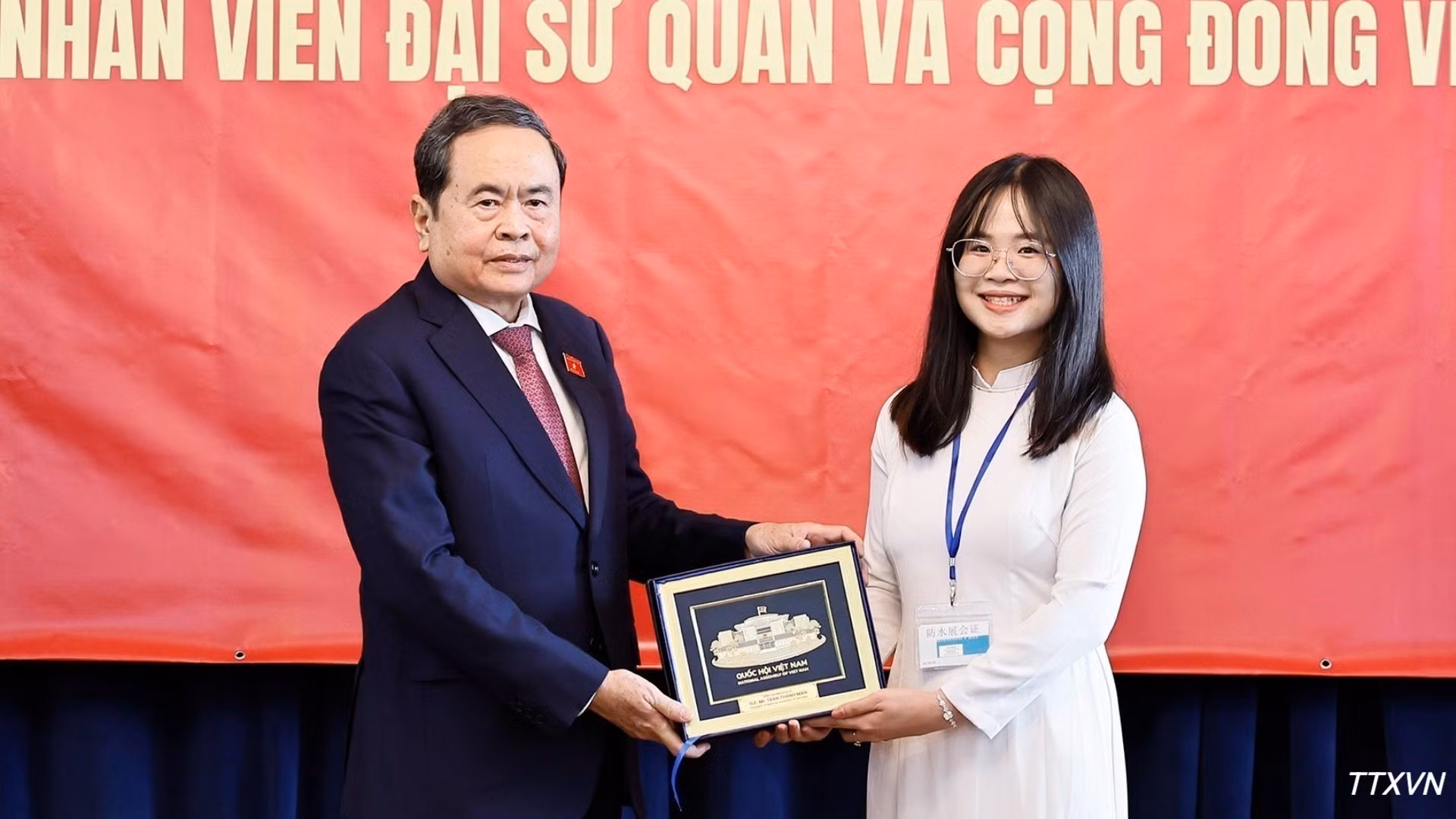 El presidente de la Asamblea Nacional vietnamita, Tran Thanh Man, entrega regalos a representantes de la comunidad vietnamita en Mongolia. (Foto: VNA)