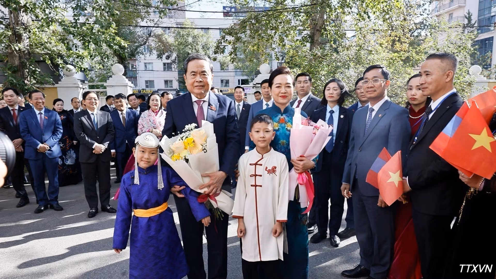 El presidente de la Asamblea Nacional vietnamita, Tran Thanh Man, y su esposa se reúnen con funcionarios y personal de la Embajada y la comunidad vietnamita en Mongolia. (Foto: VNA)