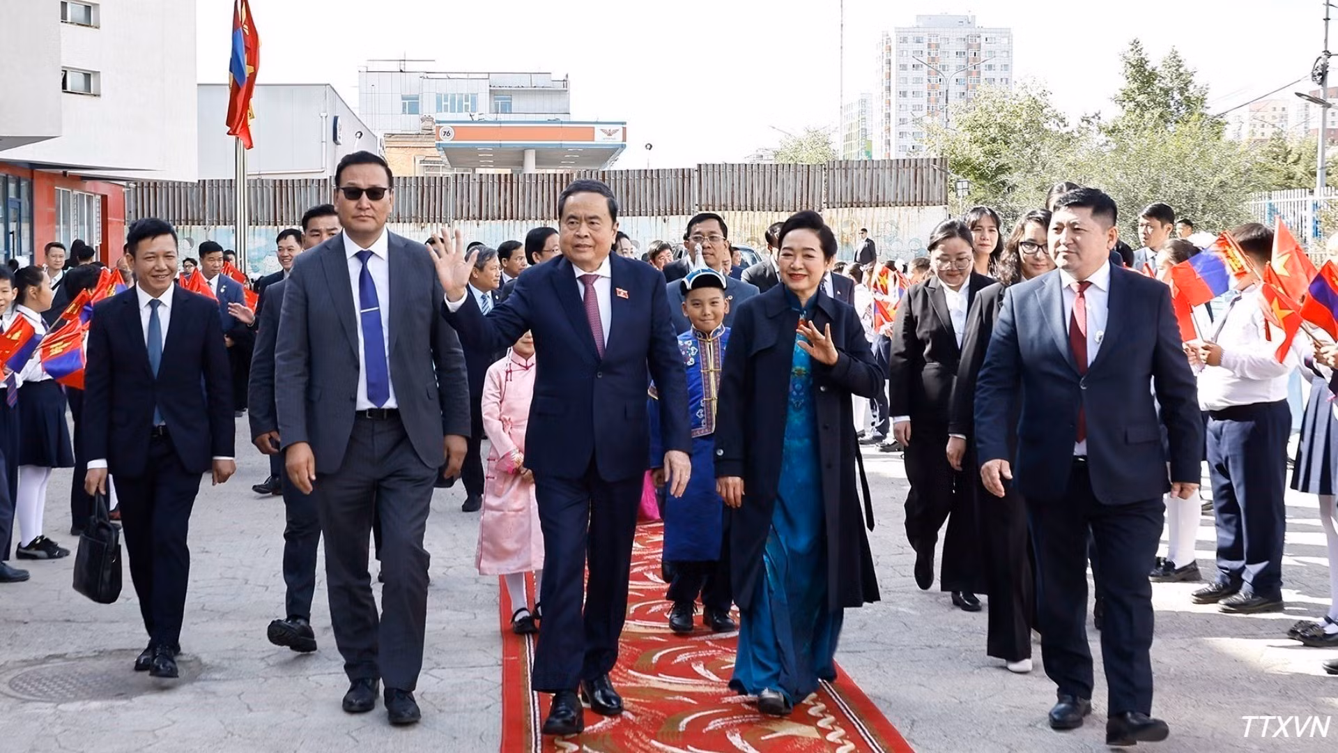[Foto] Máximo legislador vietnamita visita escuela que lleva el nombre de Ho Chi Minh en Mongolia