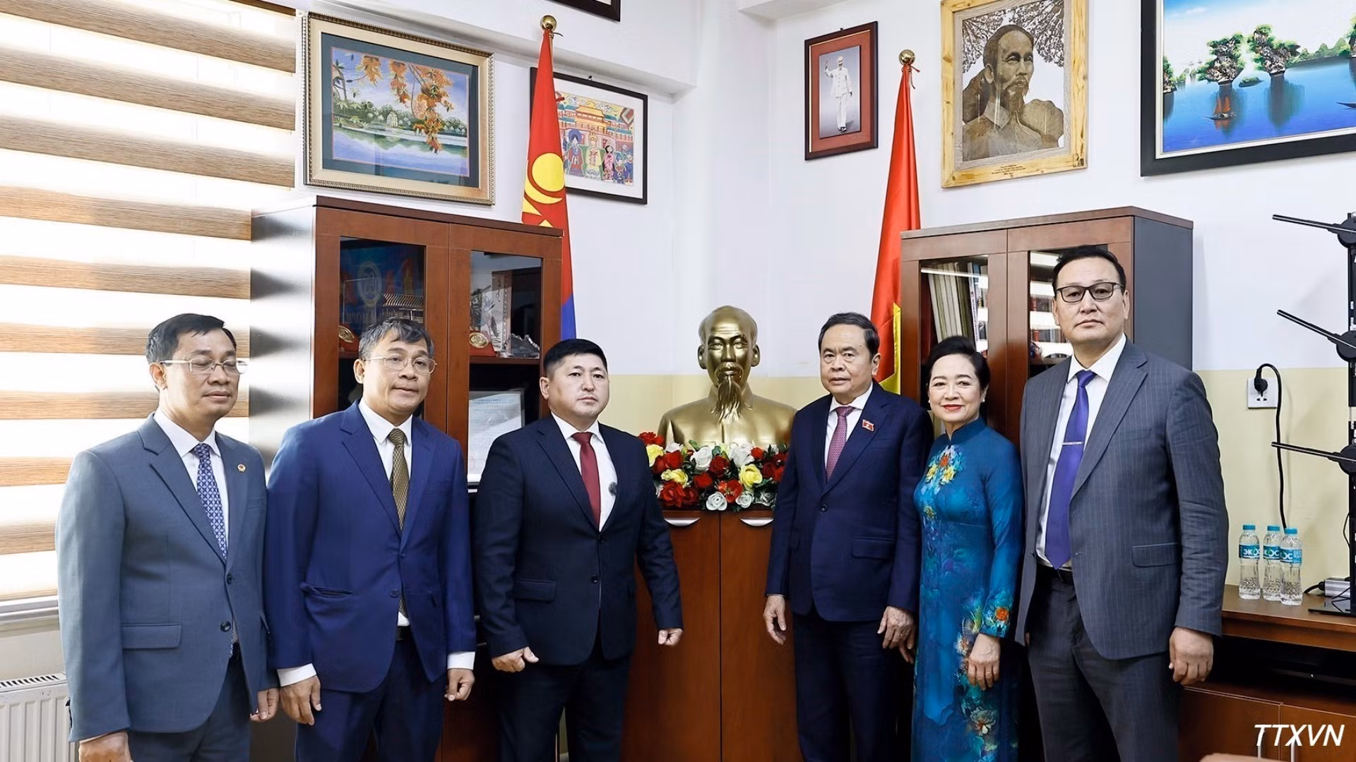 El presidente de la Asamblea Nacional vietnamita, Tran Thanh Man, y su esposa posan para una foto con los profesores de la Escuela frente a la estatua del Presidente Ho Chi Minh en el salón tradicional. (Foto: VNA)