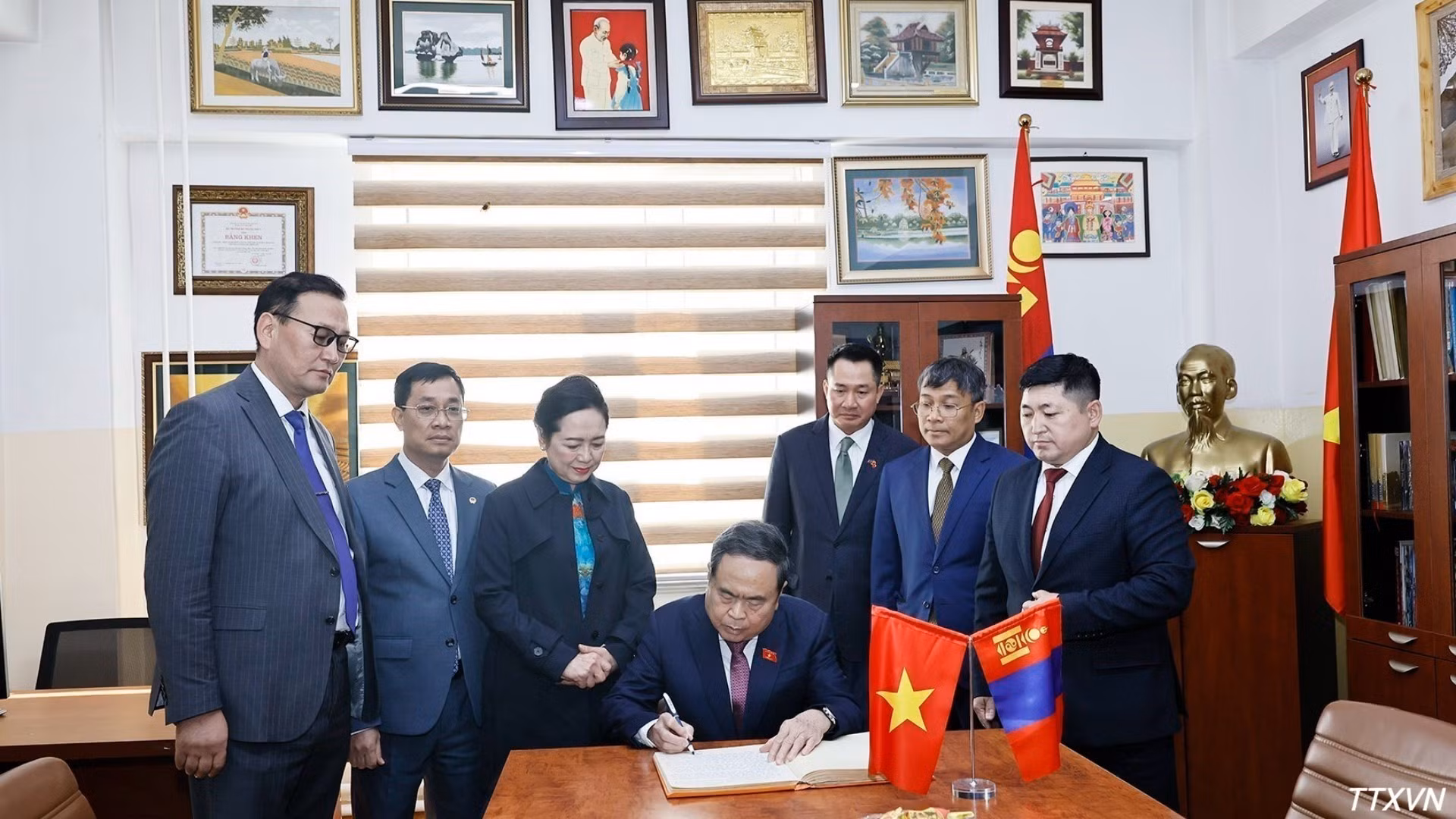 El presidente de la Asamblea Nacional vietnamita, Tran Thanh Man, firma el libro de visitas en la Escuela. (Foto: VNA)
