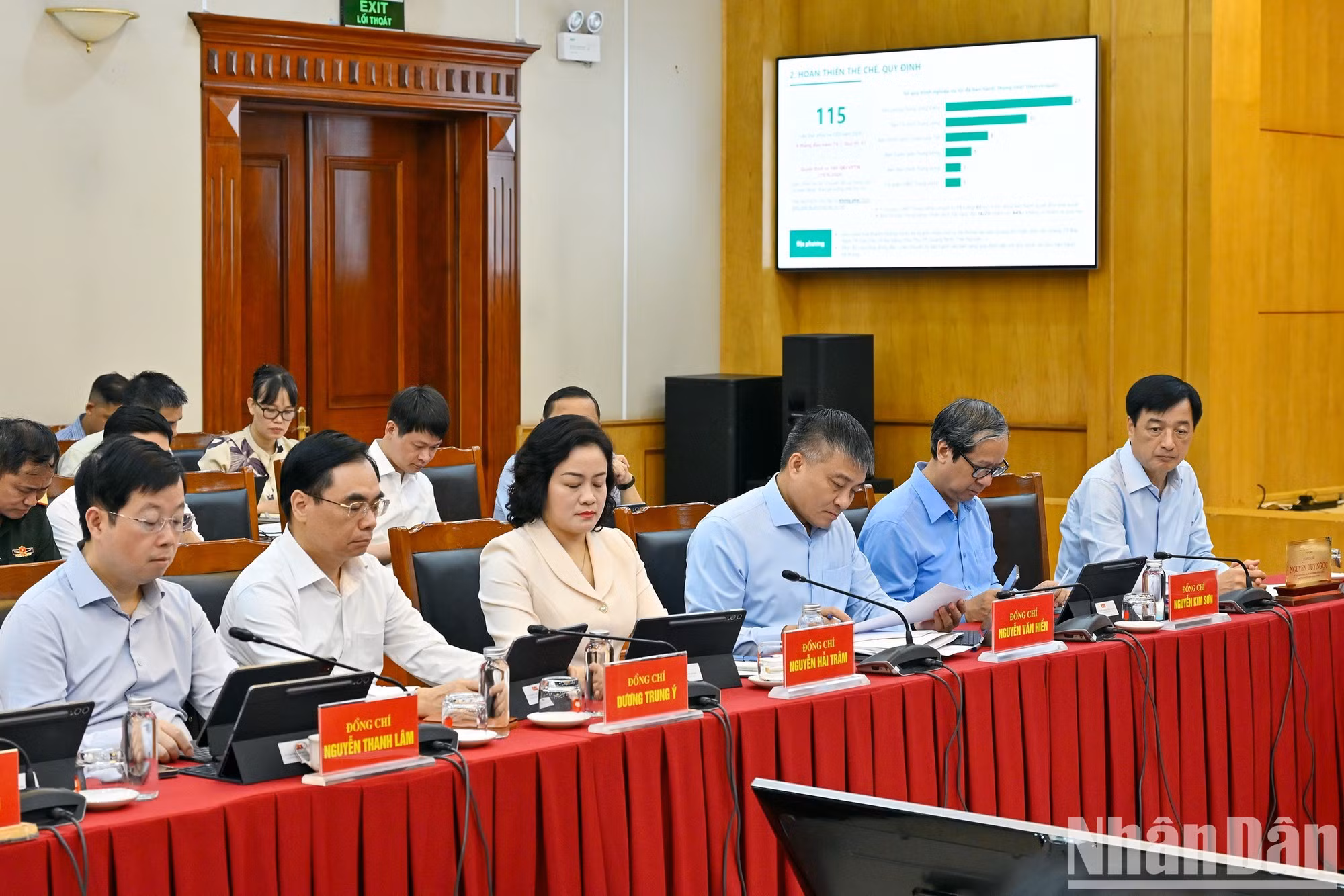 El jefe de la Comisión de Organización del Comité Central del PCV, Nguyen Duy Ngoc, y los delegados asisten a la reunión.