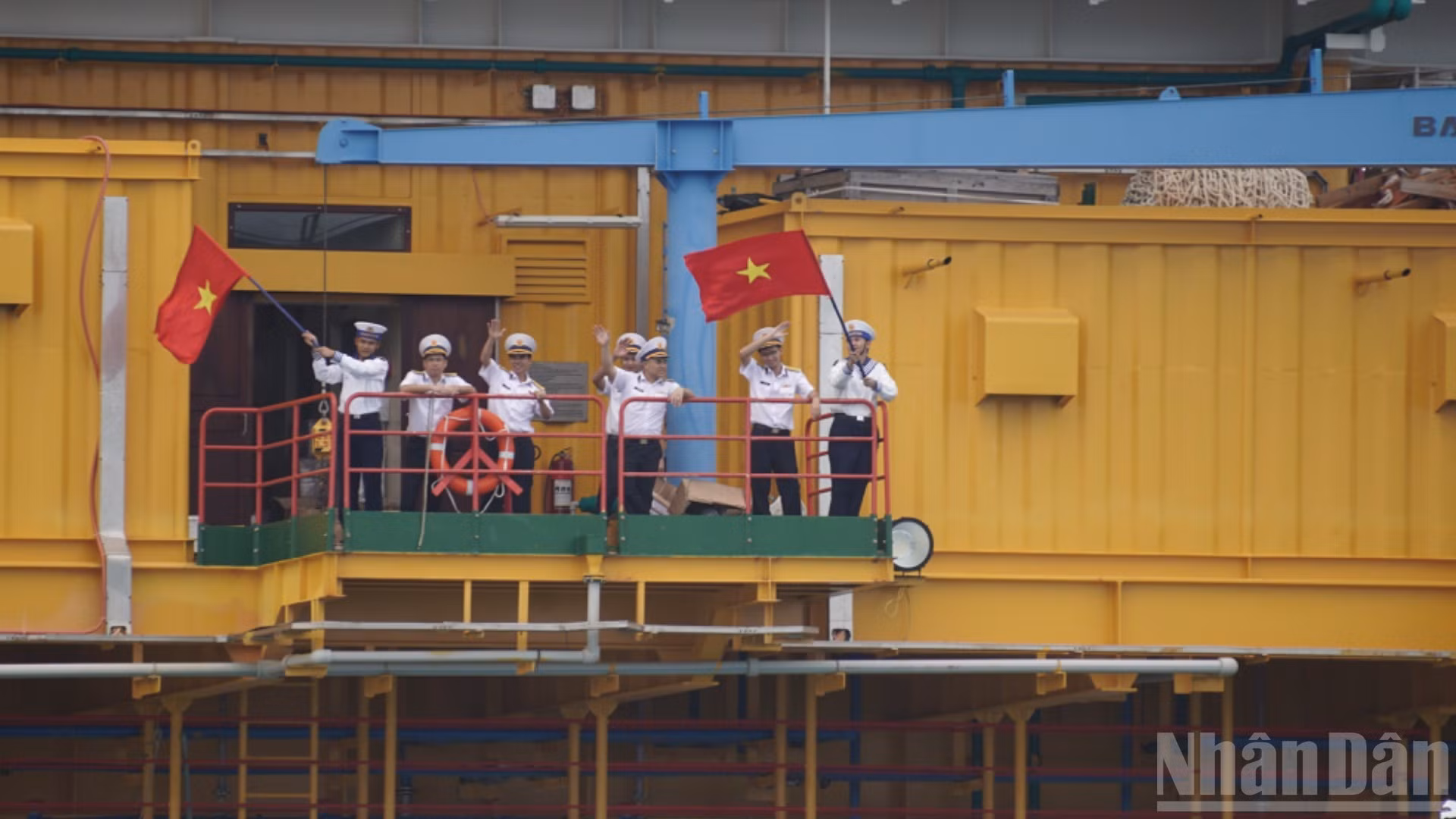 Los oficiales y soldados de la plataforma DK1/10 se despiden de la delegación de Ciudad Ho Chi Minh.
