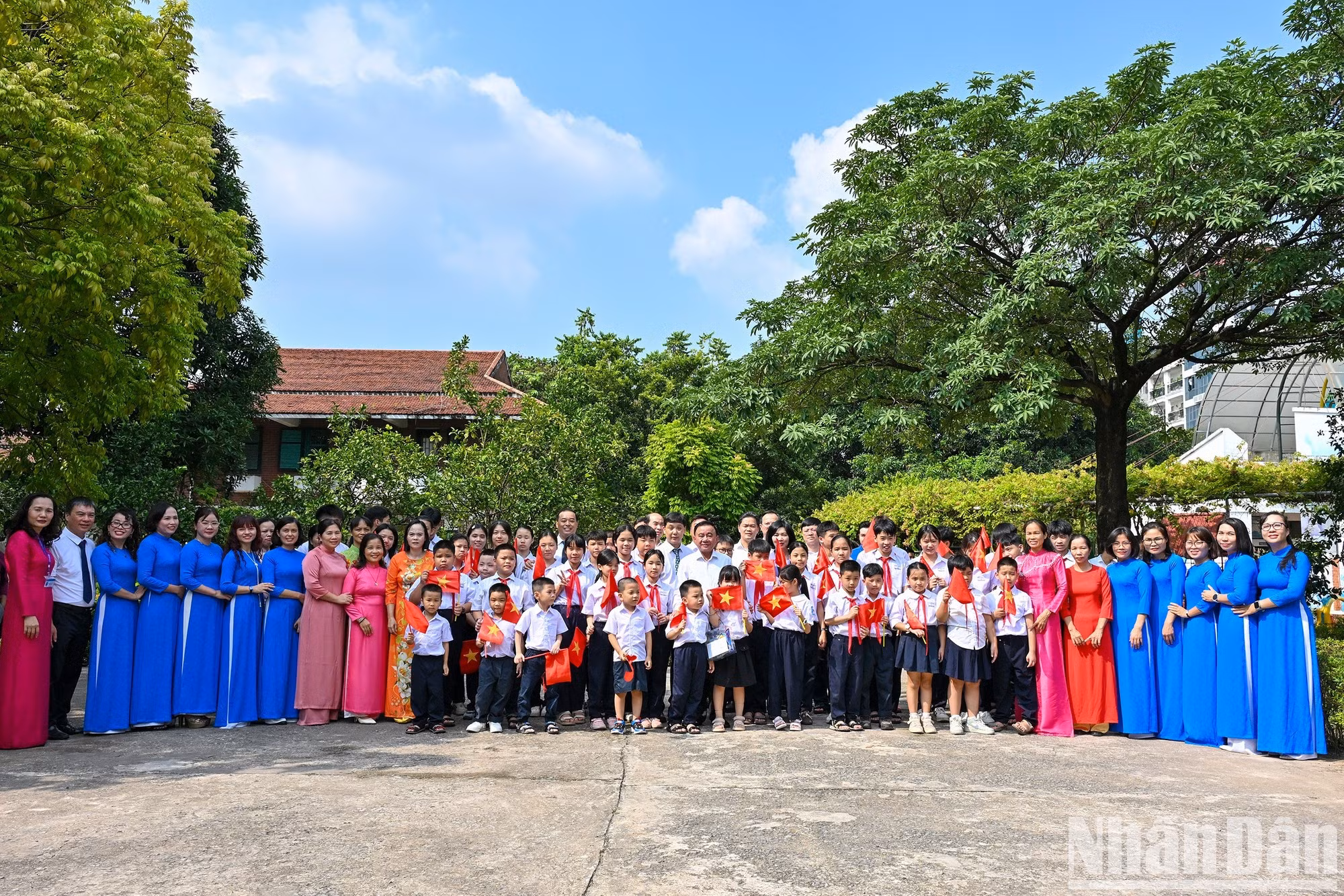Tran Cam Tu, miembro permanente del Secretariado del Comité Central del Partido Comunista de Vietnam, y delegados con niños, personal y madres en la Aldea Infantil SOS en Hanói.