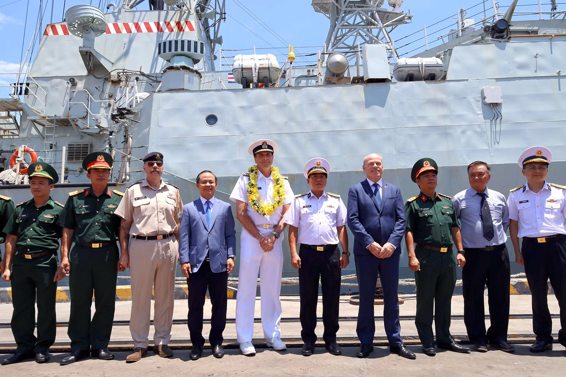 El buque HMCS Charlottetown, de la Marina Real Canadiense, atraca en el puerto de Tien Sa para iniciar una visita de amistad a la ciudad de Da Nang del 15 al 18 de mayo de 2026. (Foto: VNA)
