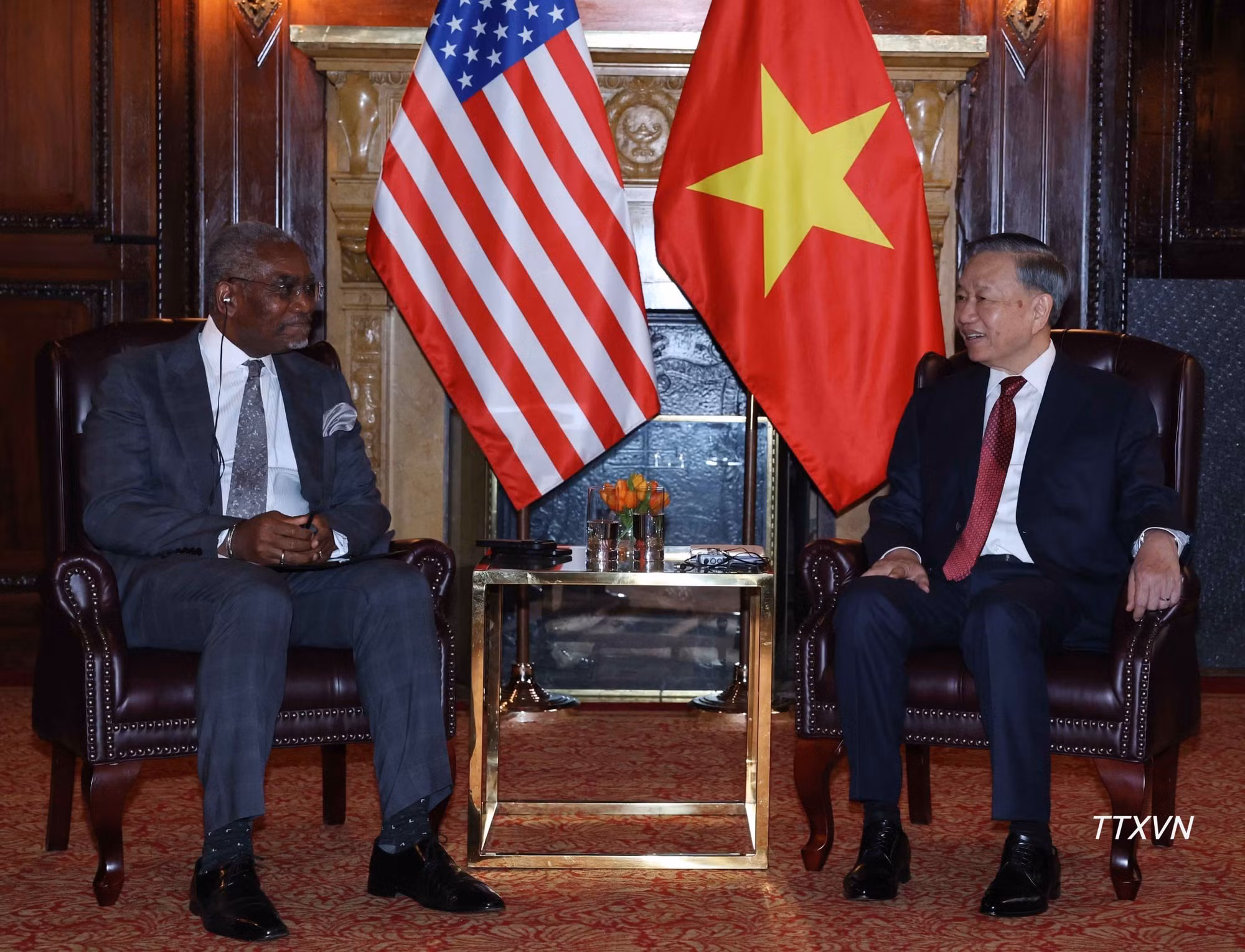 El secretario general del Partido Comunista y presidente de Vietnam, To Lam, y Gregory Meeks, miembro de mayor rango del Comité de Asuntos Exteriores de la Cámara de Representantes de EE.UU. (Foto: VNA)