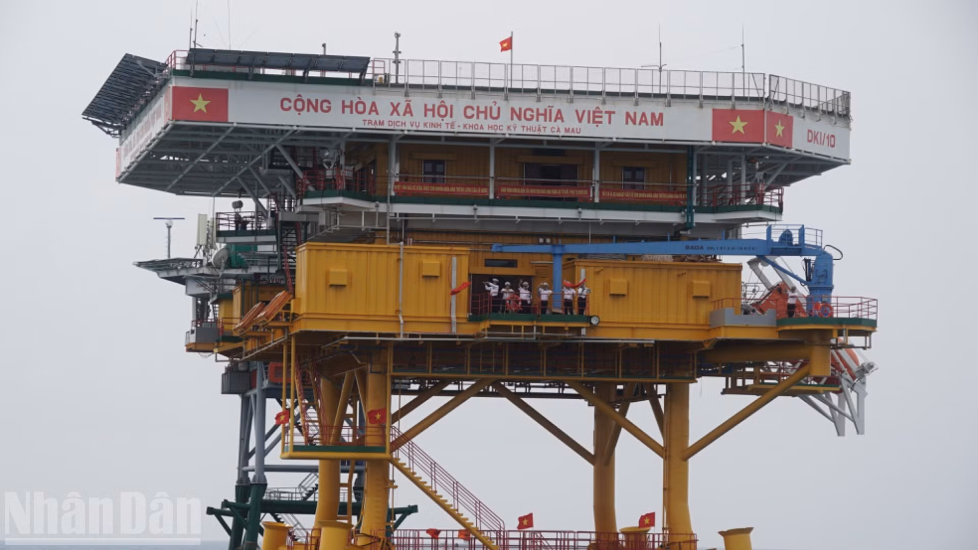 Mai Truong Vinh, comandante de la plataforma DK1/10, explica que la característica distintiva de este sistema es su ubicación en el perímetro exterior, lejos de la costa, y su exposición directa a las condiciones climáticas marítimas estacionales.