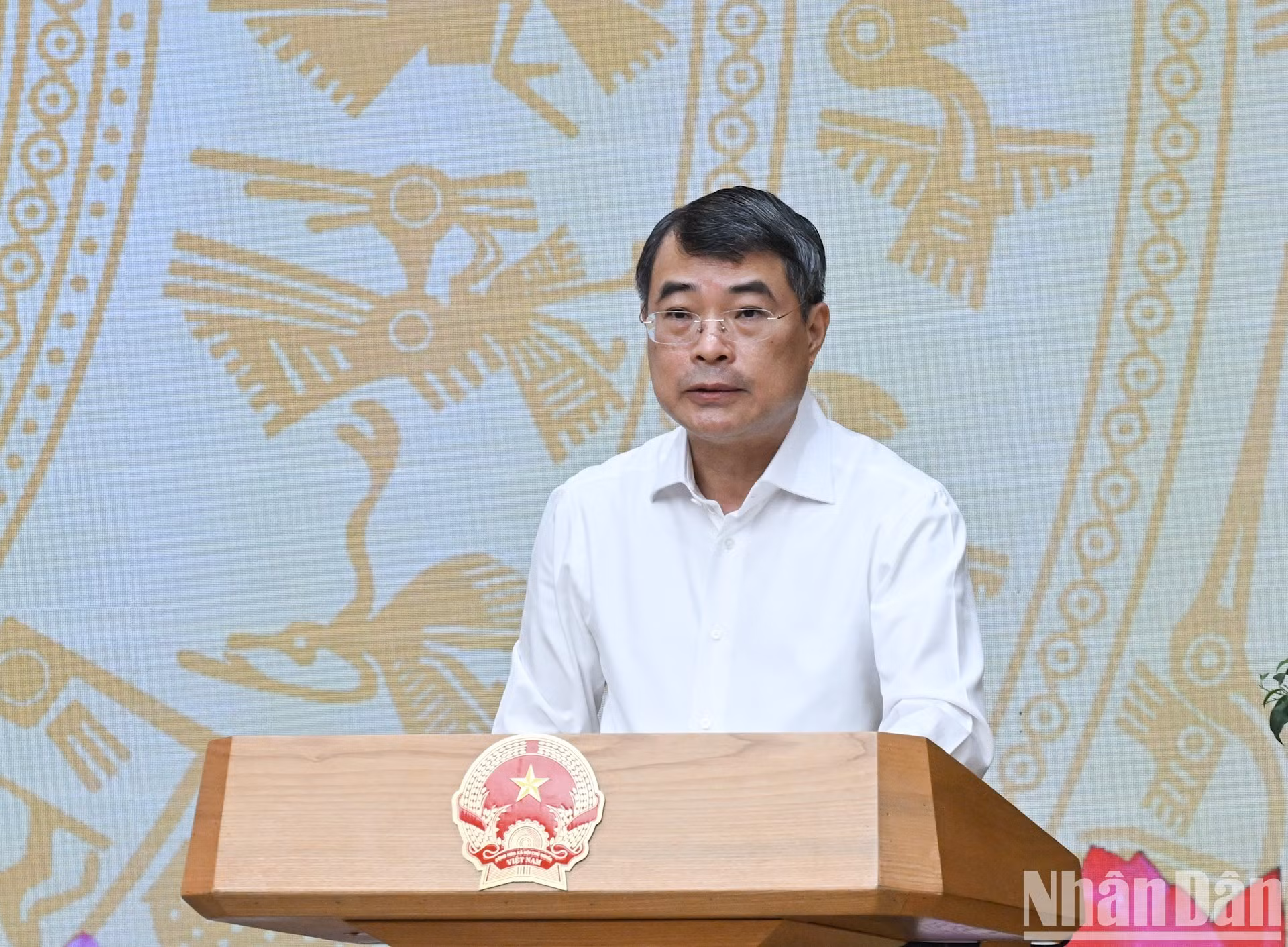 El secretario del Comité del Partido del Gobierno, primer ministro vietnamita, Le Minh Hung, pronuncia el discurso de apertura.