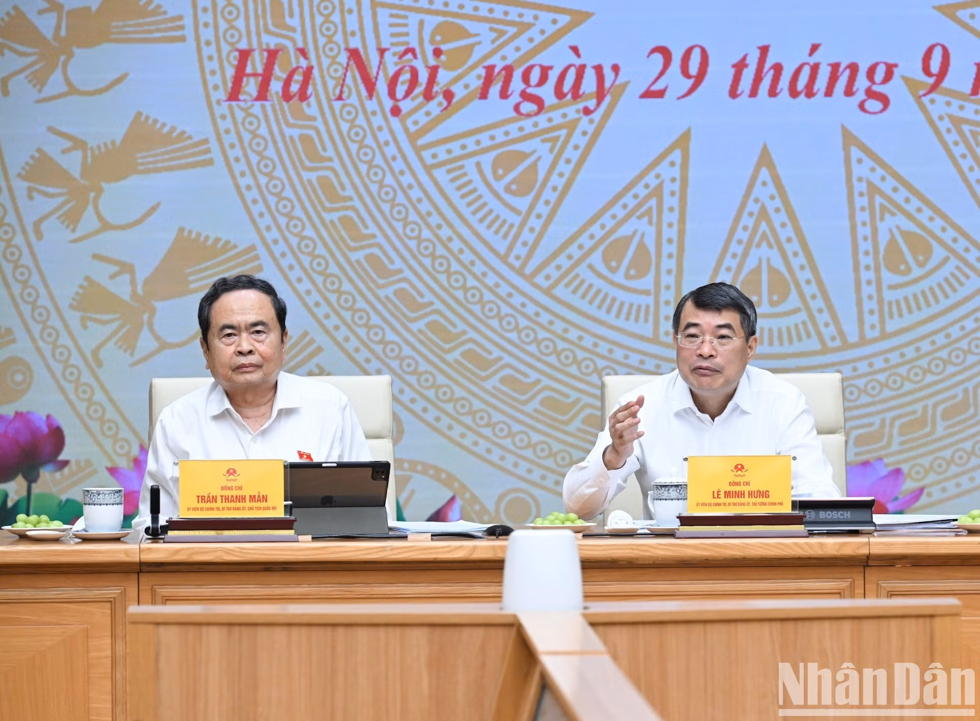El primer ministro vietnamita, Le Minh Hung, y el presidente de la Asamblea Nacional, Tran Thanh Man, copresiden la reunión.