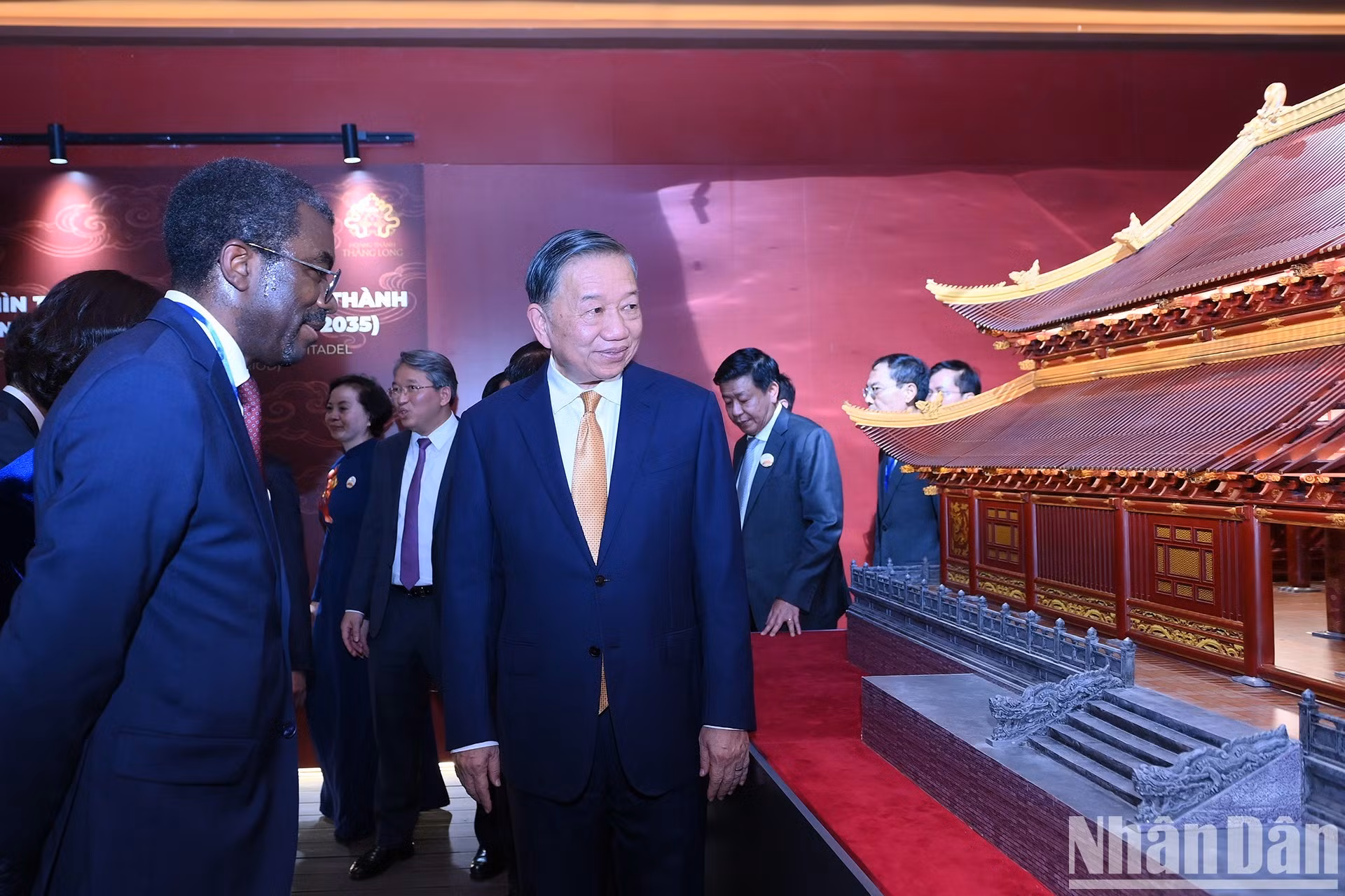 El secretario general del Partido Comunista y presidente de Vietnam, To Lam y los delegados visitan la exposición de la autenticidad de la reconstrucción del Palacio Kinh Thien y sus alrededores.
