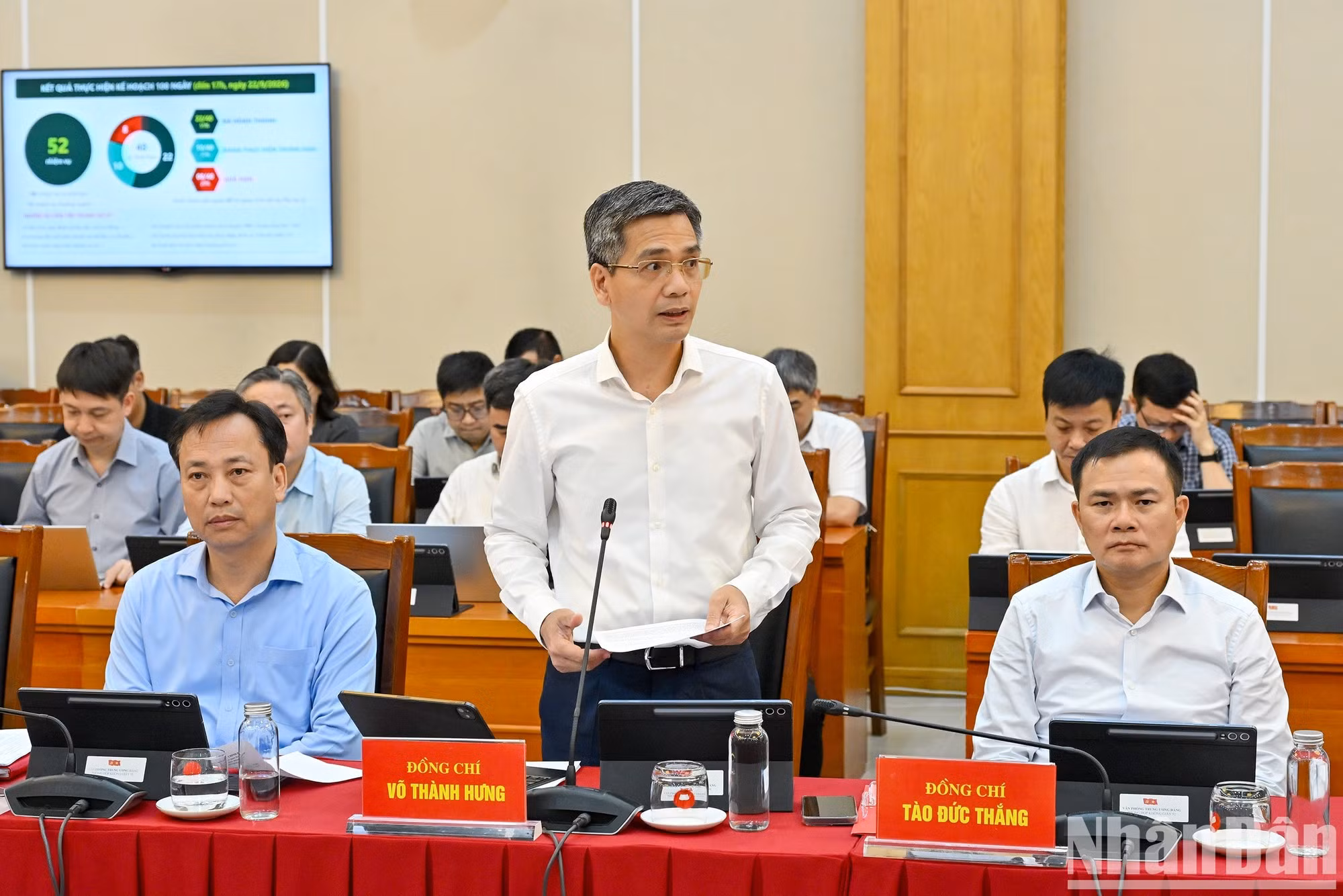 El subjefe de la Oficina del Comité Central del PCV, Vo Thanh Hung, presenta el informe en la reunión.