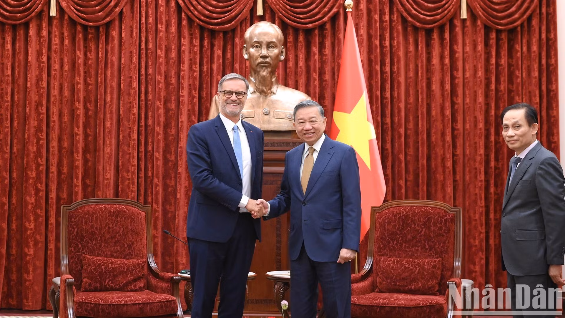 El secretario general del Partido Comunista y presidente de Vietnam, To Lam, recibe al embajador de Francia en Hanói, Olivier Brochet.