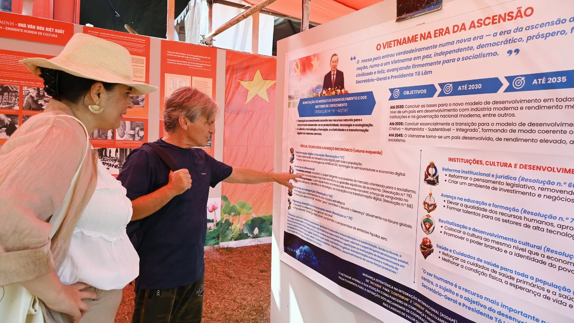 Al visitar la exposición con varios amigos, Antonio Matiasster comenta que los objetivos de desarrollo y la visión a largo plazo del país demuestran que Vietnam está sentando las bases para una poderosa transformación.