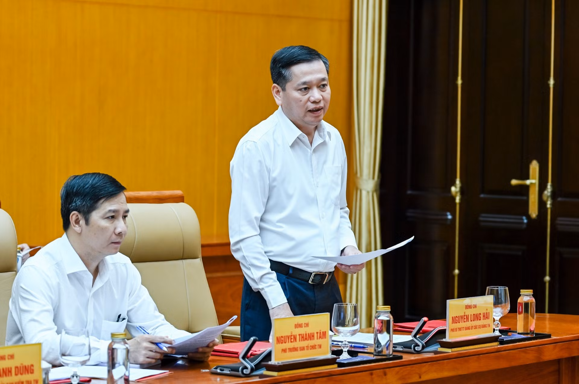 Nguyen Long Hai, subsecretario permanente del Comité del Partido en los órganos centrales del PCV y subjefe del equipo de inspección y supervisión n.º 221 del Buró Político y del Secretariado del PCV, presenta el borrador del informe. (Foto: Duy Linh)