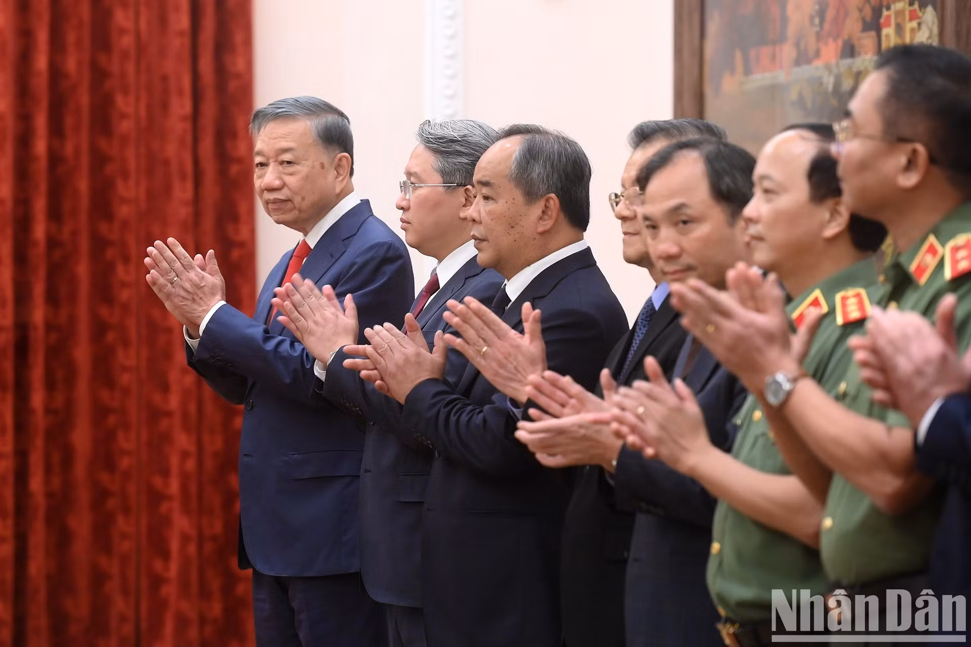El secretario general del Partido Comunista de Vietnam y presidente del país, To Lam, y los delegados en la cita.
