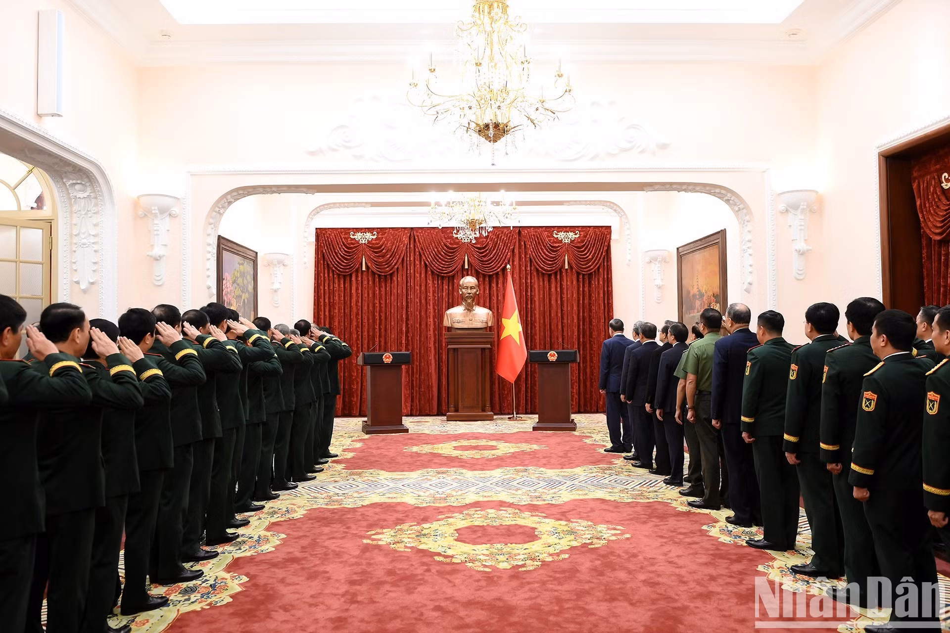 El secretario general del Partido Comunista de Vietnam y presidente del país, To Lam, y delegados realizan la ceremonia de izamiento de la bandera.
