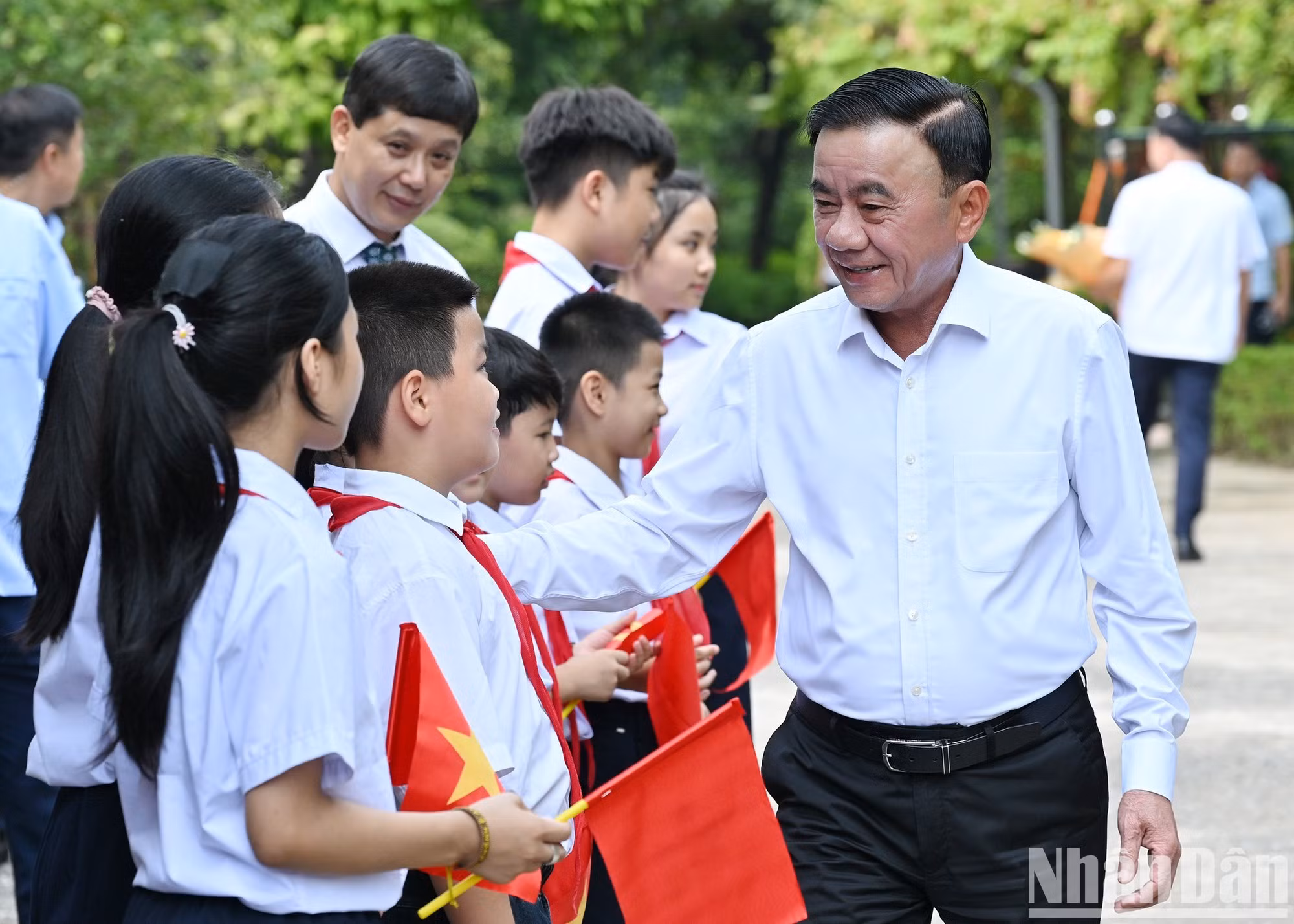 Tran Cam Tu, miembro permanente del Secretariado del Comité Central del Partido Comunista de Vietnam, y los niños de la Aldea Infantil SOS en Hanói.