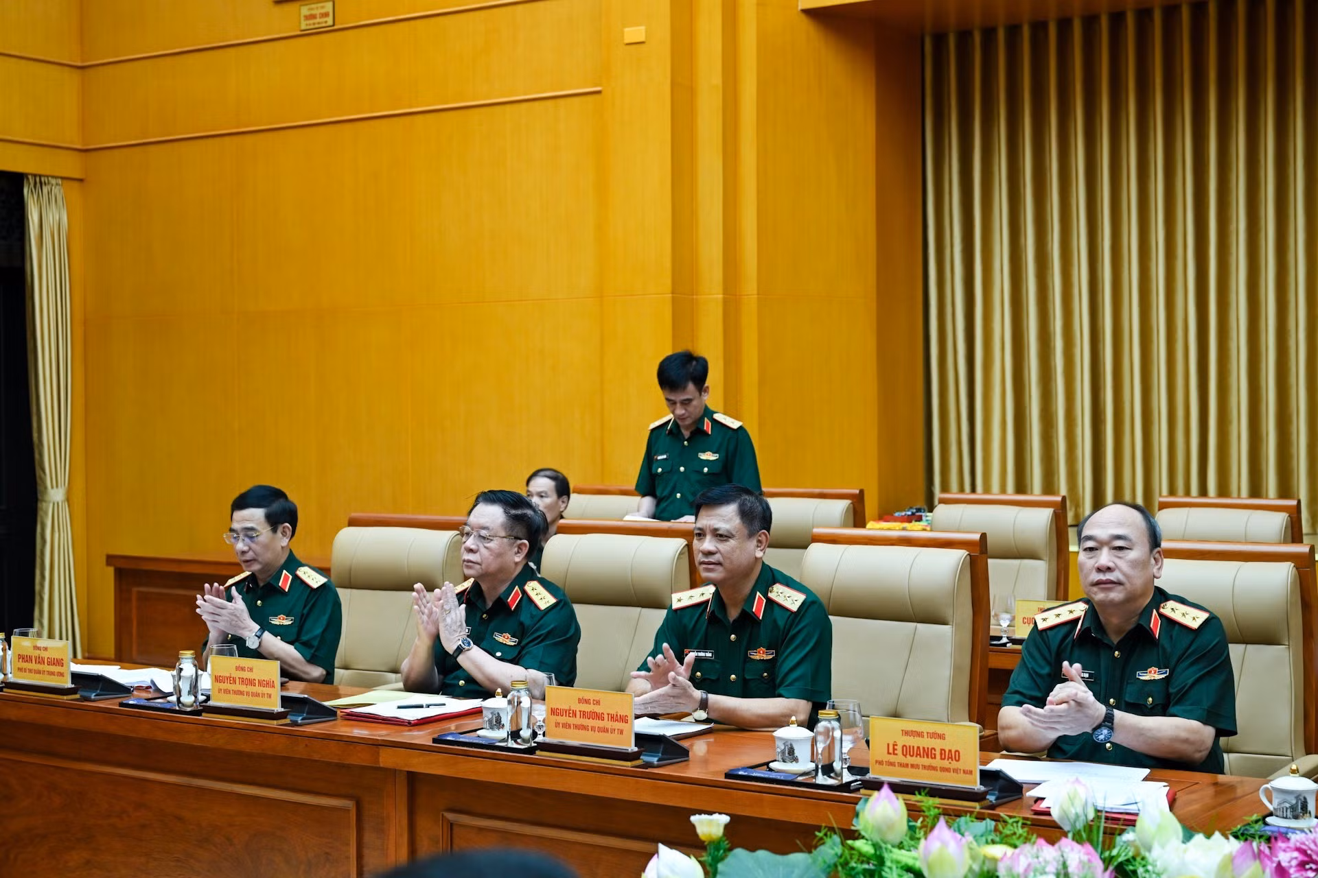 Miembros de la Junta Permanente de la Comisión Militar Central en la conferencia. (Foto: Duy Linh)