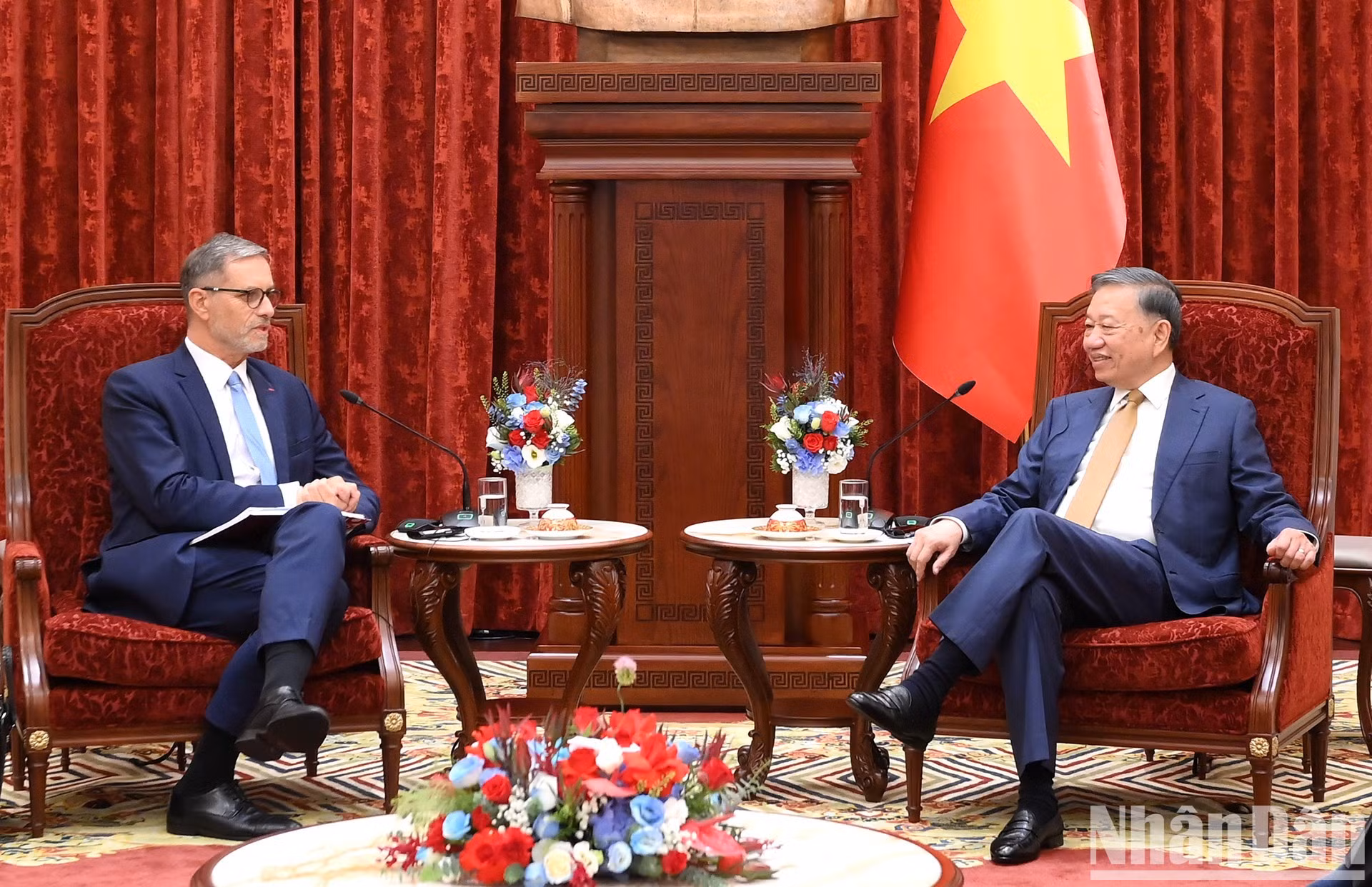 El secretario general del Partido Comunista y presidente de Vietnam, To Lam, recibe al embajador de Francia en Hanói, Olivier Brochet.