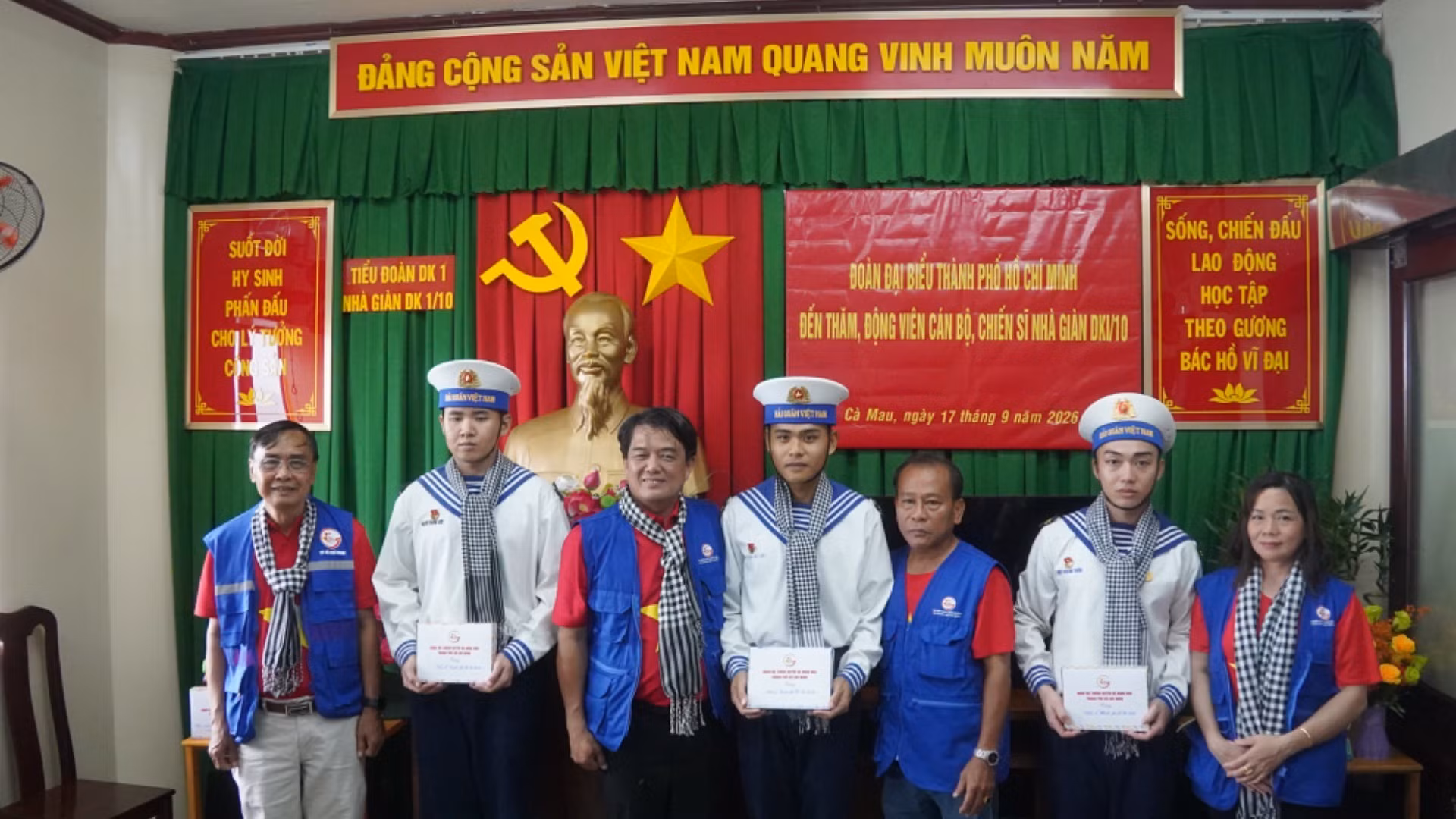 La delegación de Ciudad Ho Chi Minh visita la plataforma DK1/10 y entrega regalos a los oficiales y soldados.