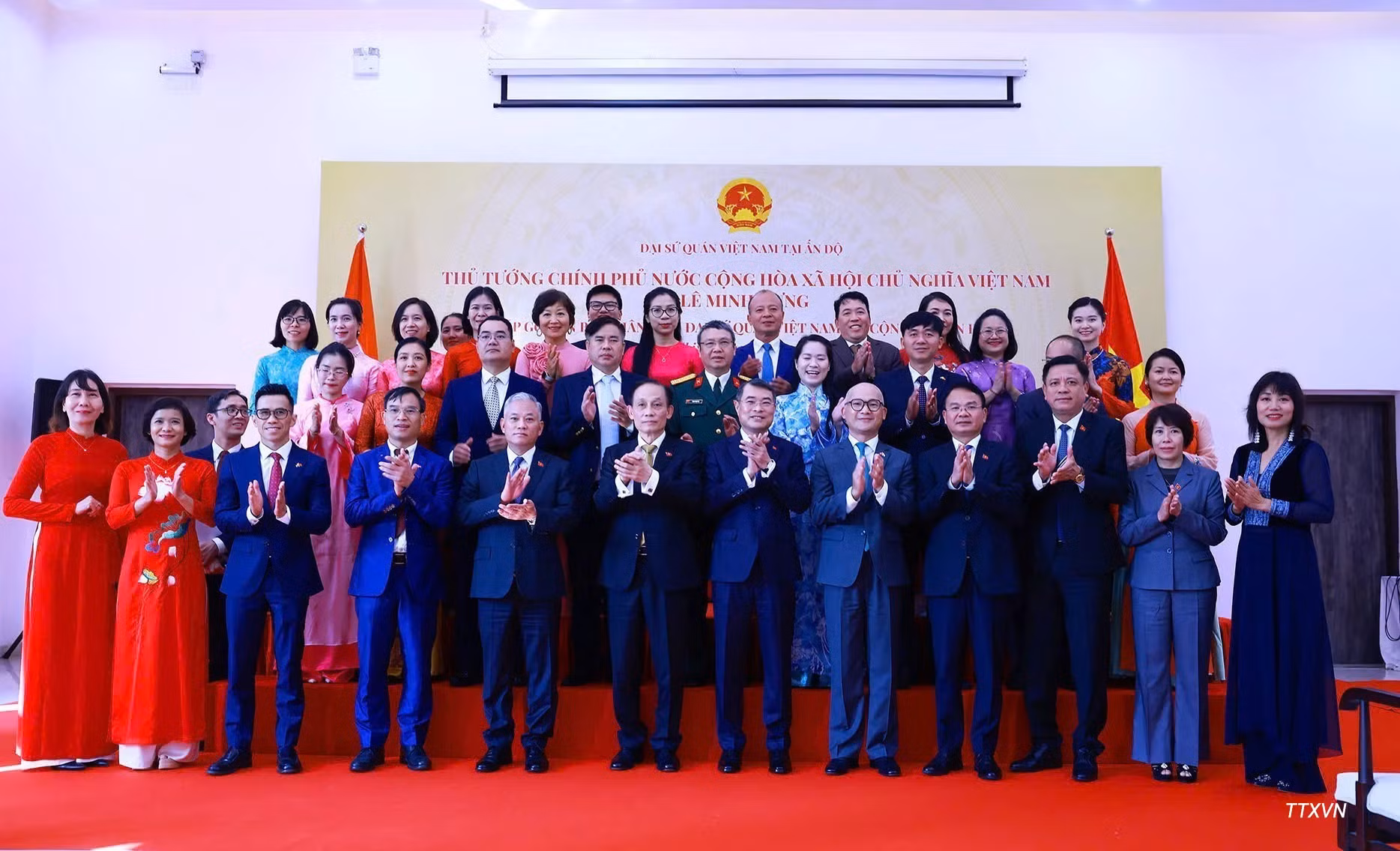El primer ministro Le Minh Hung y funcionarios de la embajada de Vietnam en la India. (Foto: VNA)