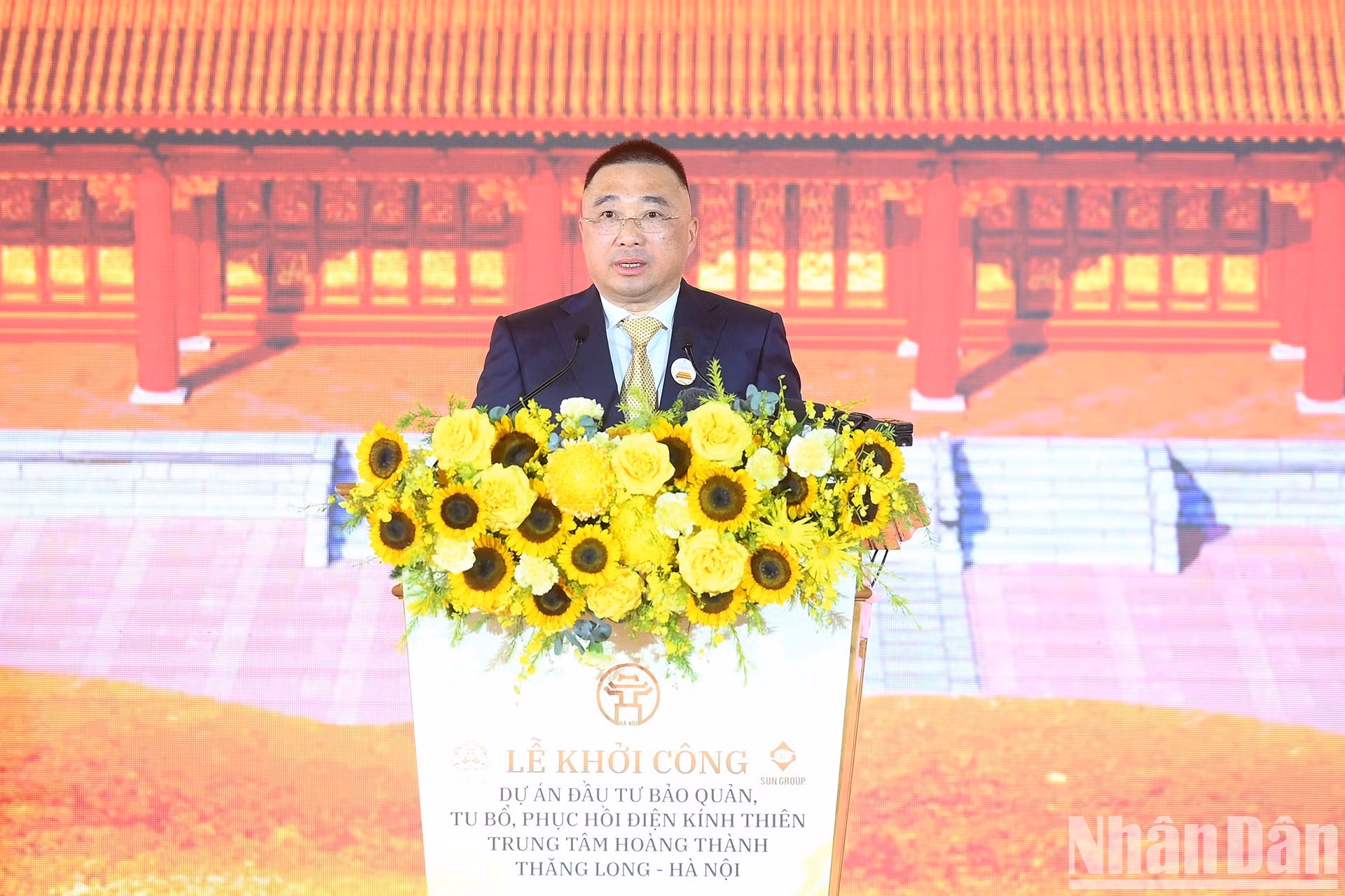 Tran Minh Son, miembro del Consejo Fundador y vicepresidente permanente de Sun Group, en representación de la parte contratista, habla en el acto.