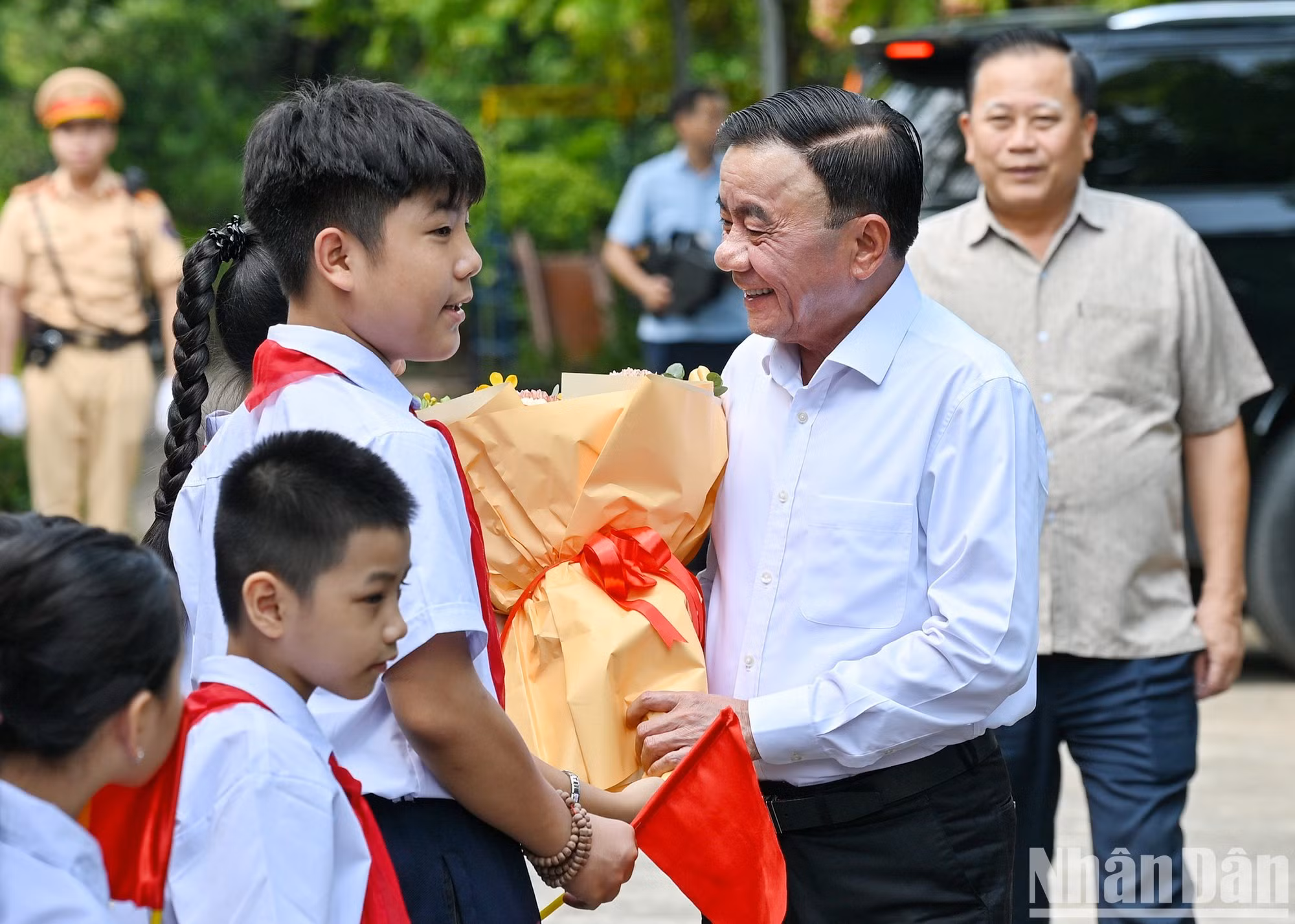 Los niños reciben a Tran Cam Tu, miembro permanente del Secretariado del Comité Central del Partido Comunista de Vietnam.