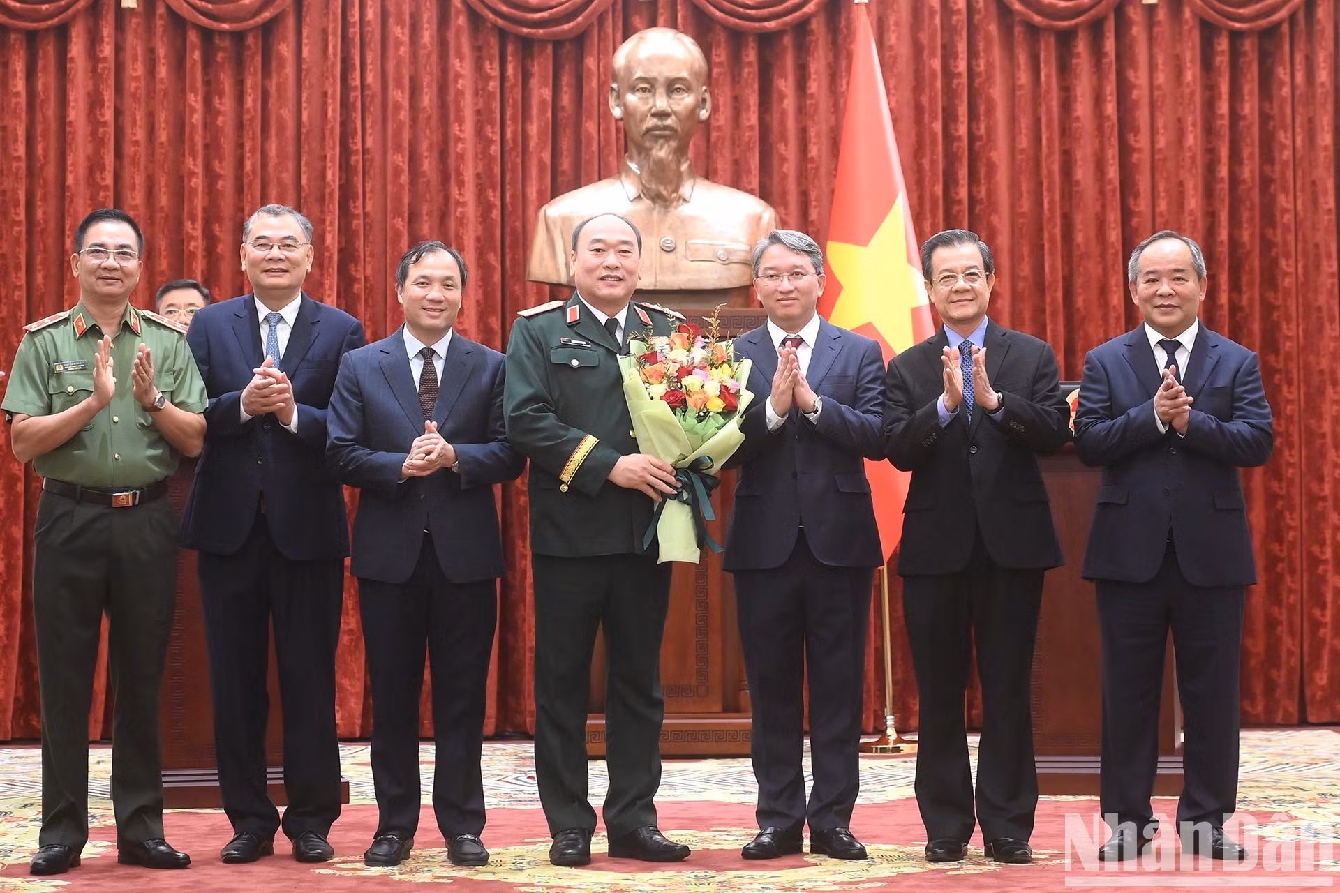 Los líderes de las entidades entregan flores para felicitar al teniente general Le Quang Dao.