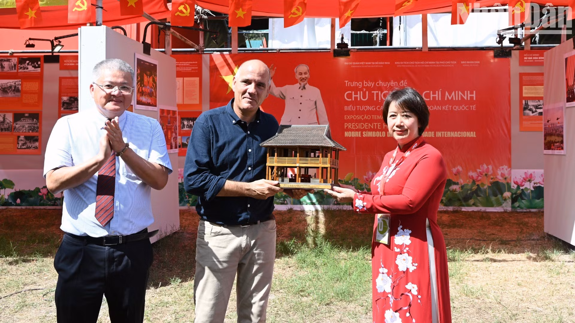 Cu Thi Minh, subdirectora del sitio de reliquias del Presidente Ho Chi Minh, entrega al secretario general del PCP, Paulo Raimundo, una maqueta de la Casa sobre Pilotes del Tío Ho, un símbolo de la nación vietnamita.