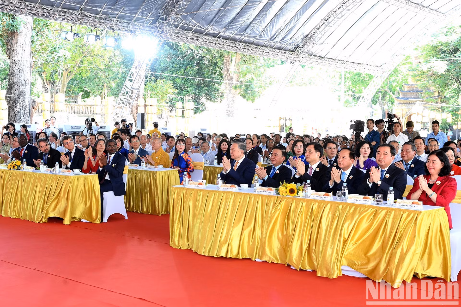 El secretario general del Partido Comunista y presidente de Vietnam, To Lam y los delegados en el evento.