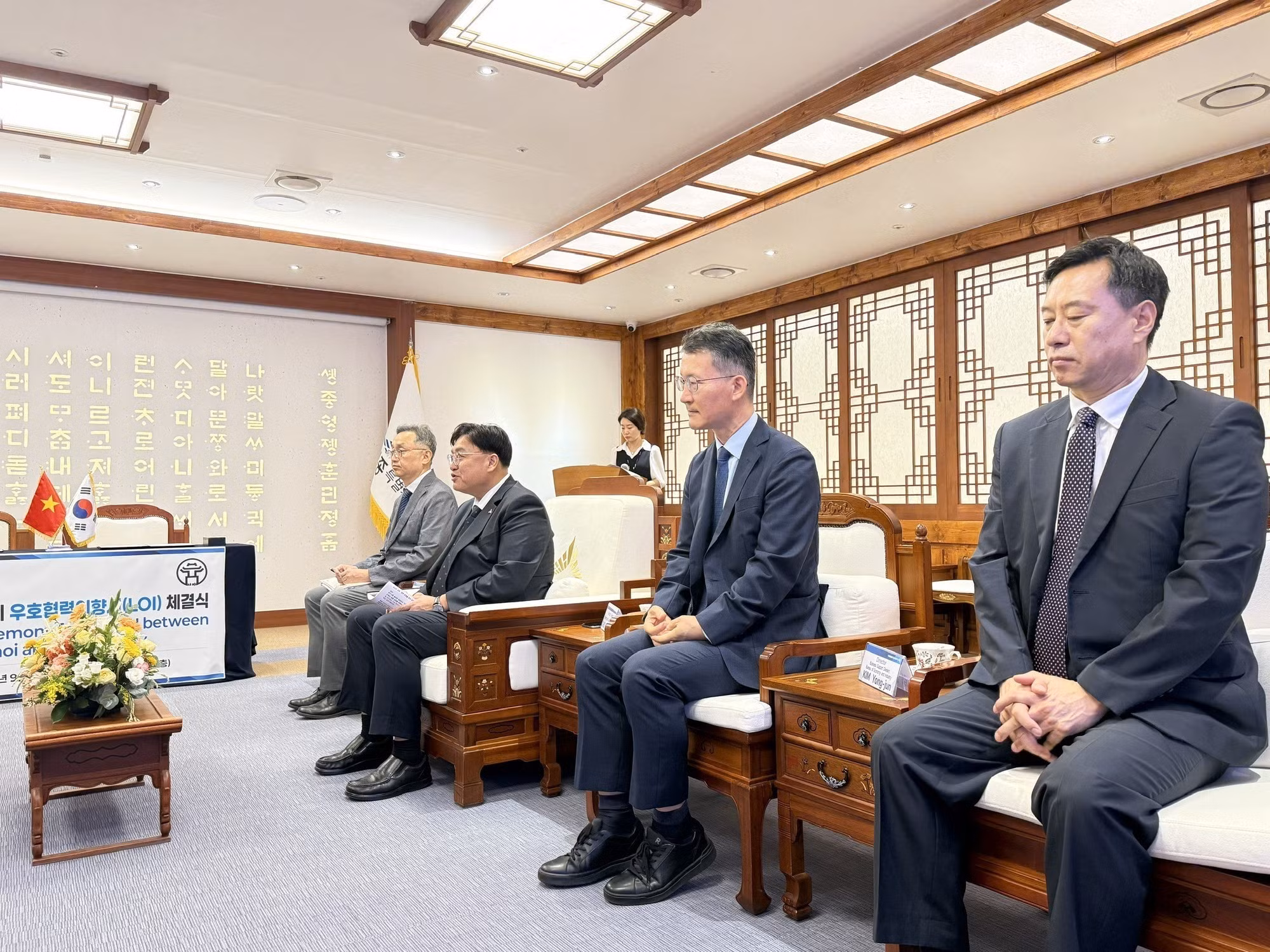 El alcalde de la ciudad de Sejong, Jo Sang-ho, y los delegados. (Foto: VNA)