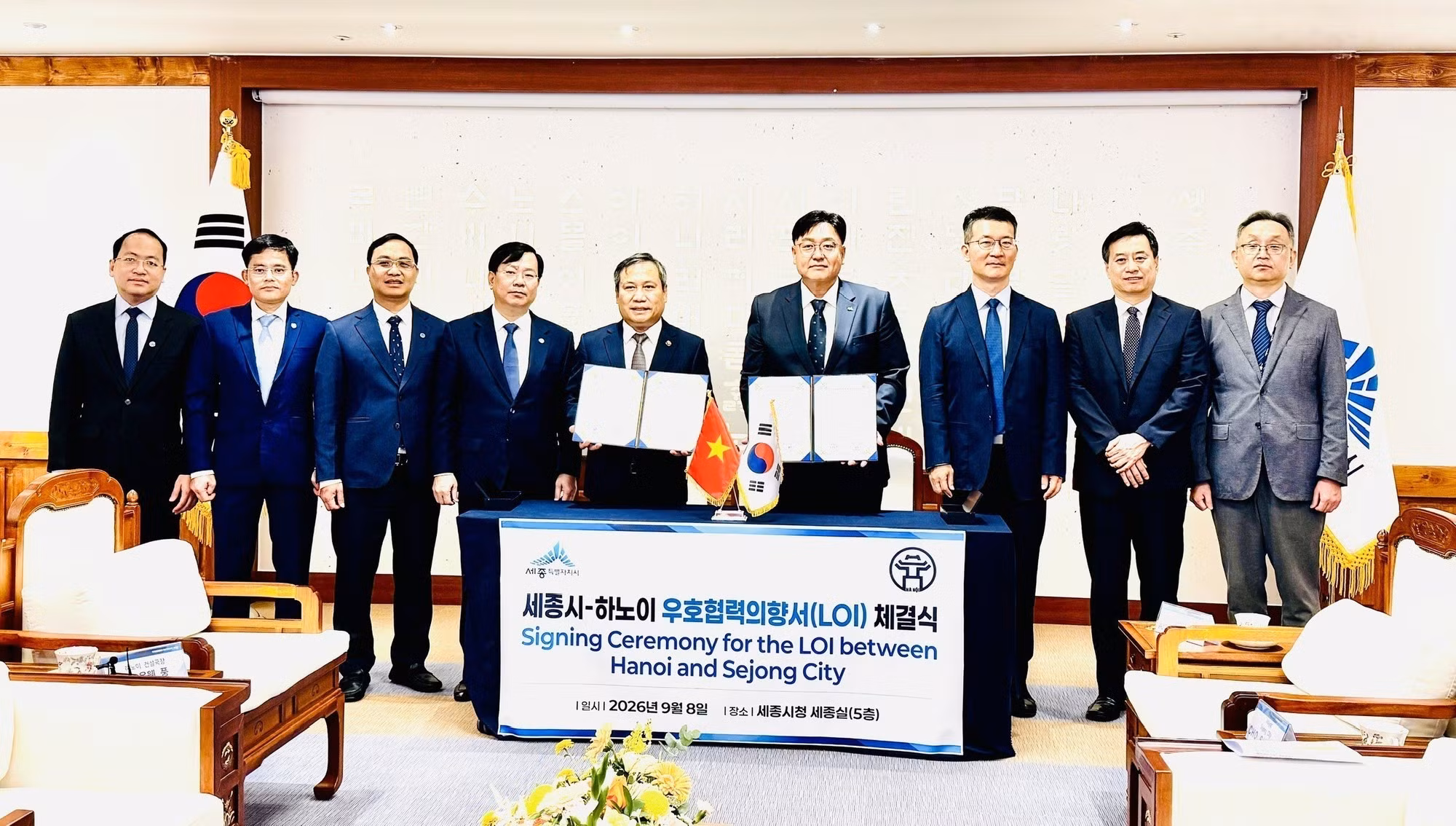 El presidente del Comité Popular de Hanói, Vu Dai Thang, y el alcalde de la ciudad de Sejong, Jo Sang-ho, y delegados posan para una foto de recuerdo. (Foto: VNA)