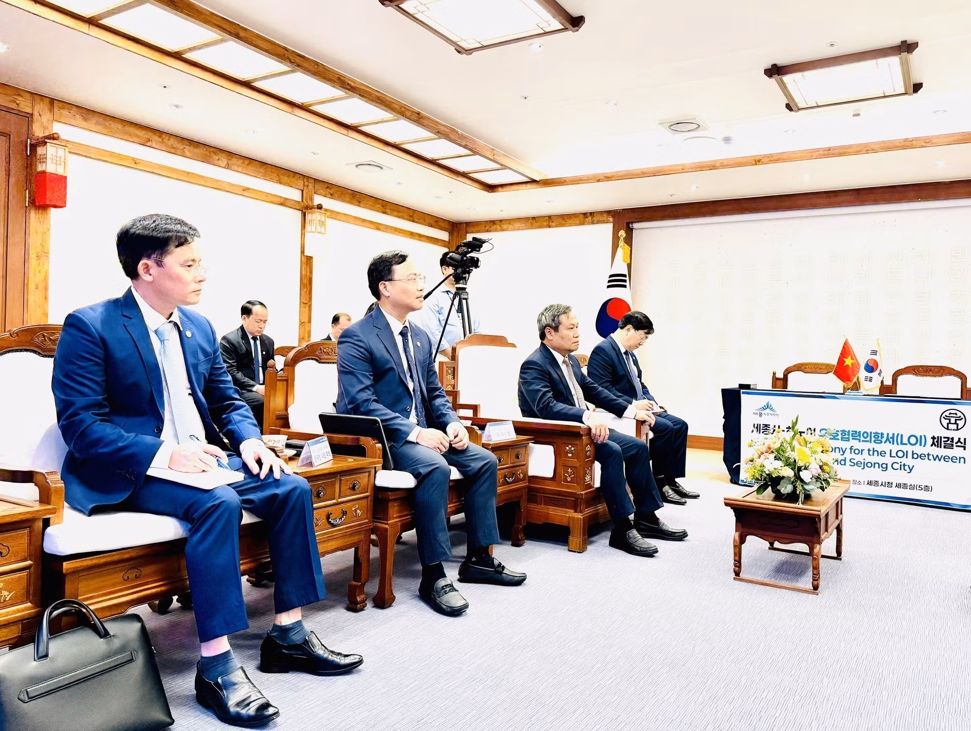 El presidente del Comité Popular de Hanói, Vu Dai Thang, y los delegados. (Foto: VNA)