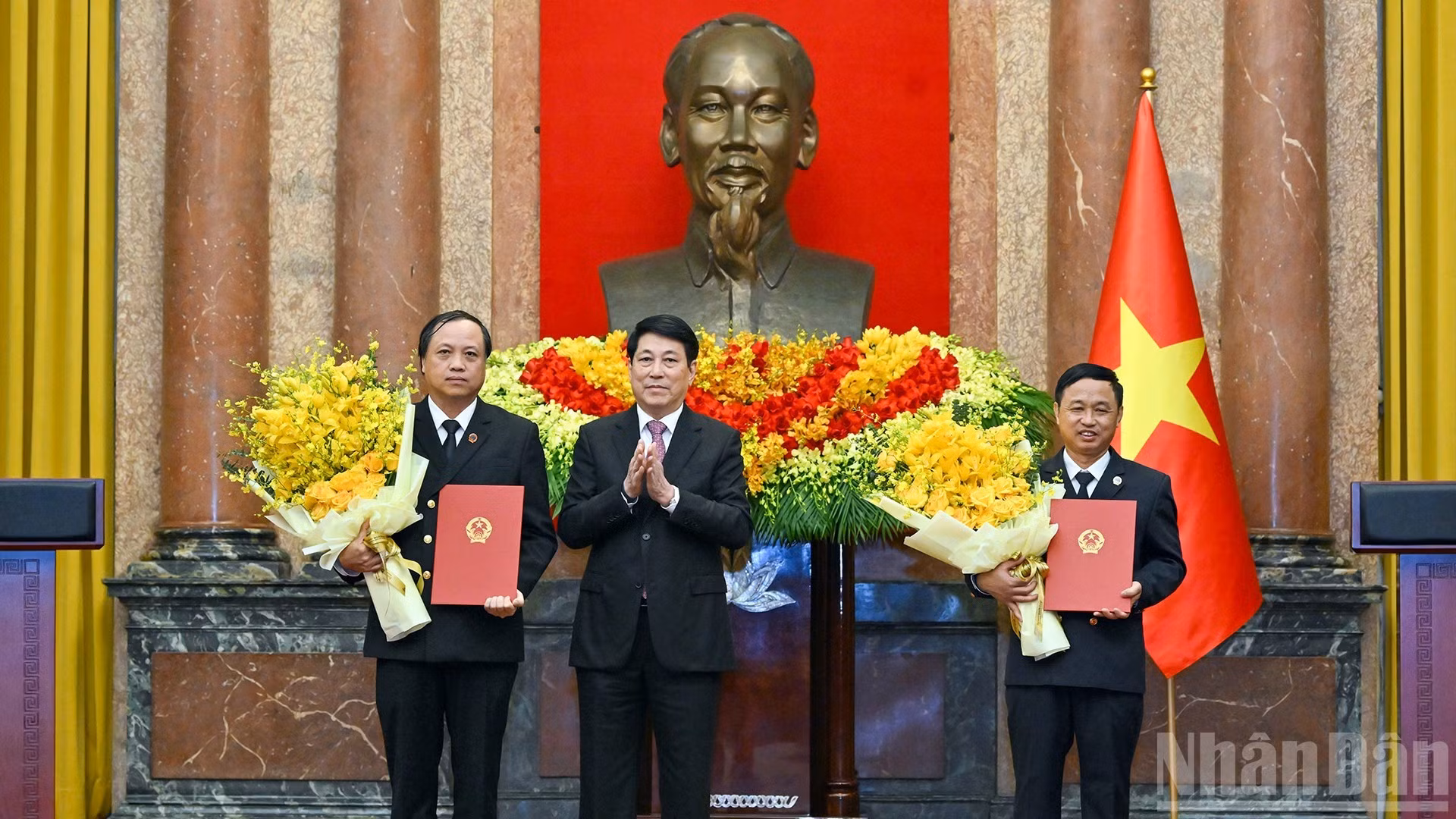 [Foto] Presidente de Vietnam entrega decisiones de nombramiento de vicepresidentes del Tribunal Popular Supremo 