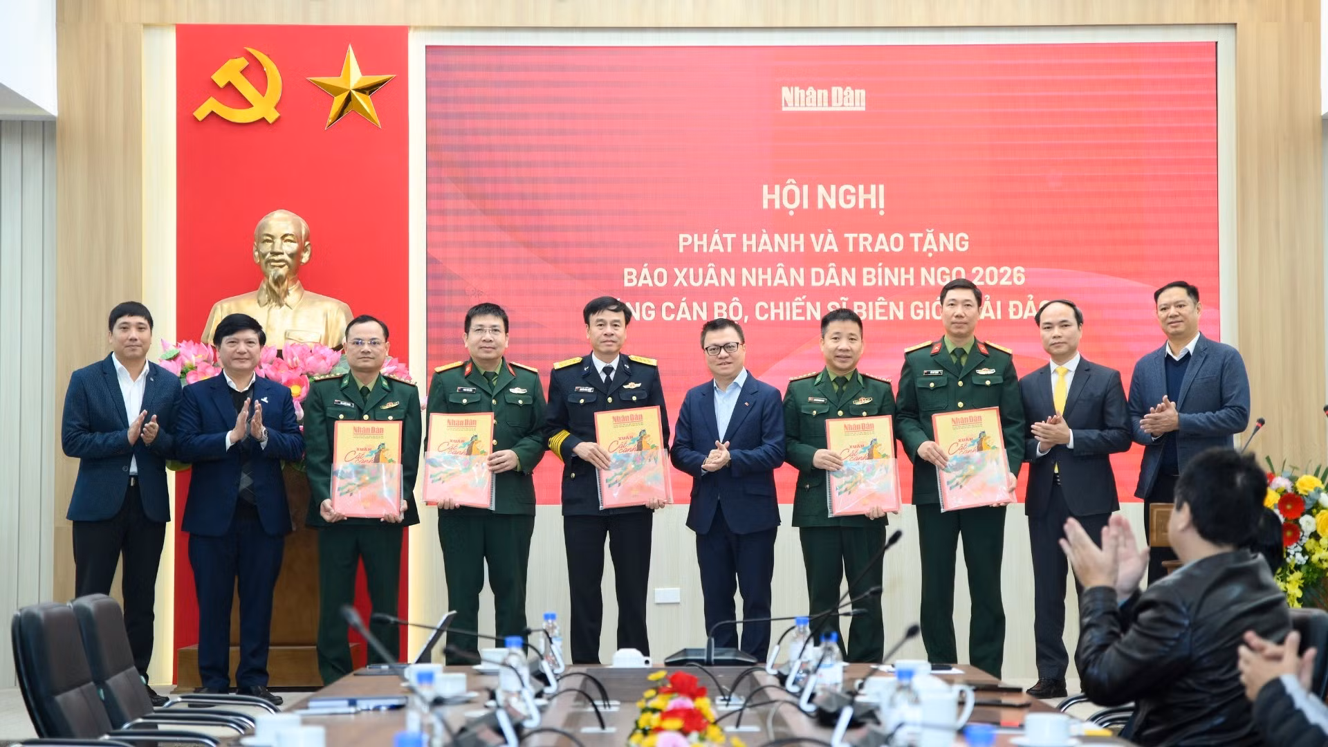 [Foto] Nhan Dan entrega su tirada de Tet a oficiales y soldados de zonas fronterizas e islas