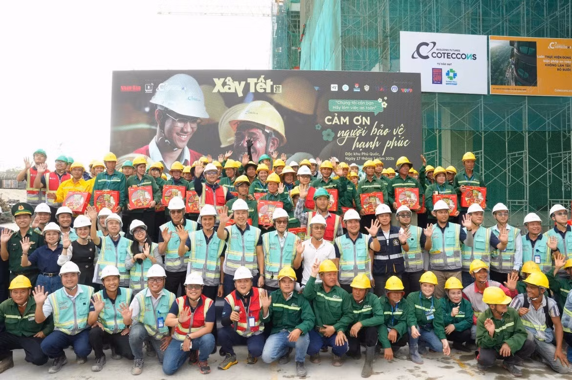 Nhan Dan y Coteccons llevan el Tet a más de dos mil obreros de construcción en Proyecto del Centro de Convenciones APEC