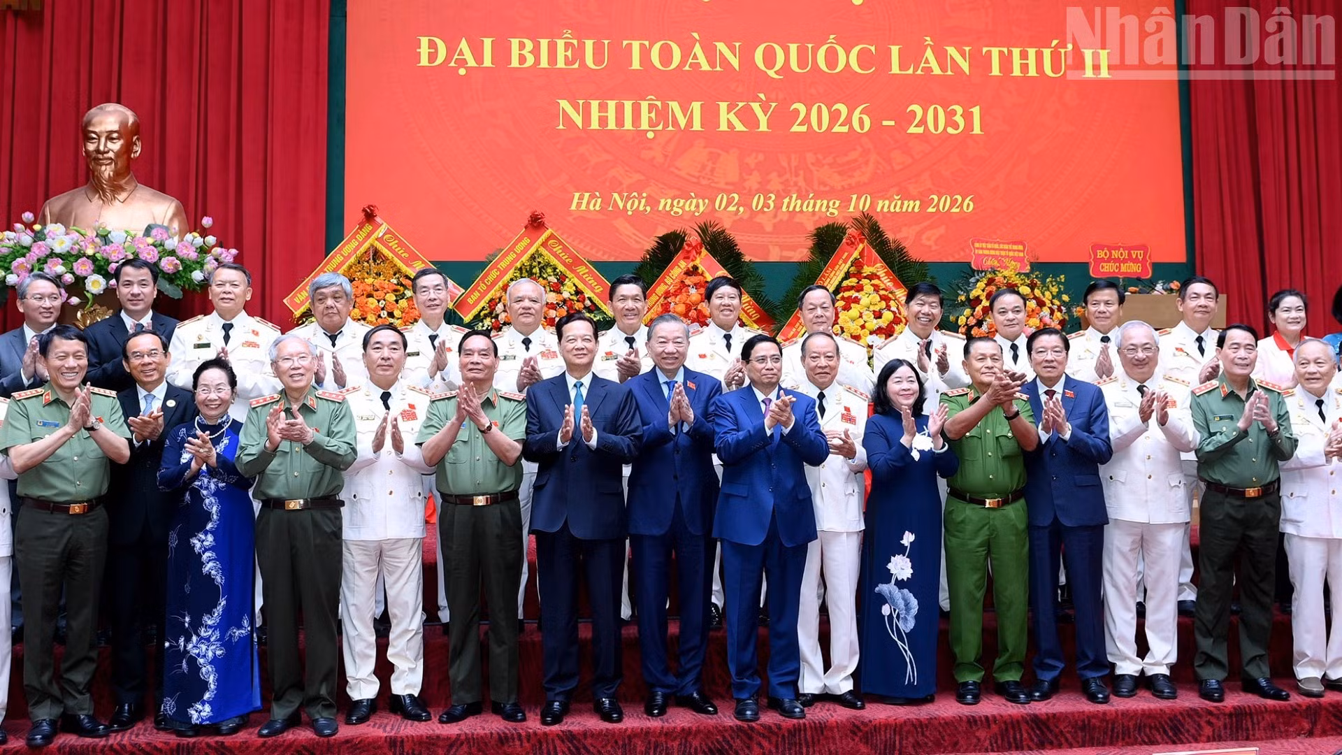 El secretario general del PCV y presidente de Vietnam, To Lam, junto con dirigentes y exlíderes del Partido y el Estado y delegados al II Congreso Nacional de la Asociación de Veteranos de la Seguridad Pública Popular de Vietnam, período 2026-2031. (Foto: DANG KHOA)