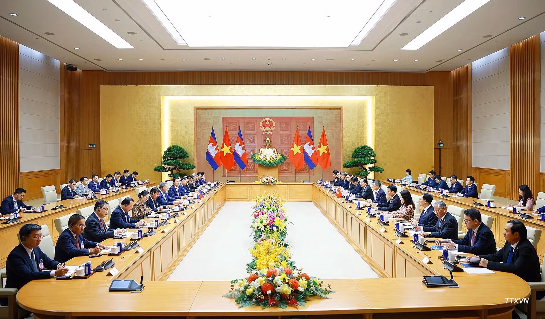 El primer ministro de Vietnam, Le Minh Hung, sostiene conversaciones con su homólogo de Camboya, Hun Manet, en Hanói, el 8 de junio de 2026. (Foto: VNA)
