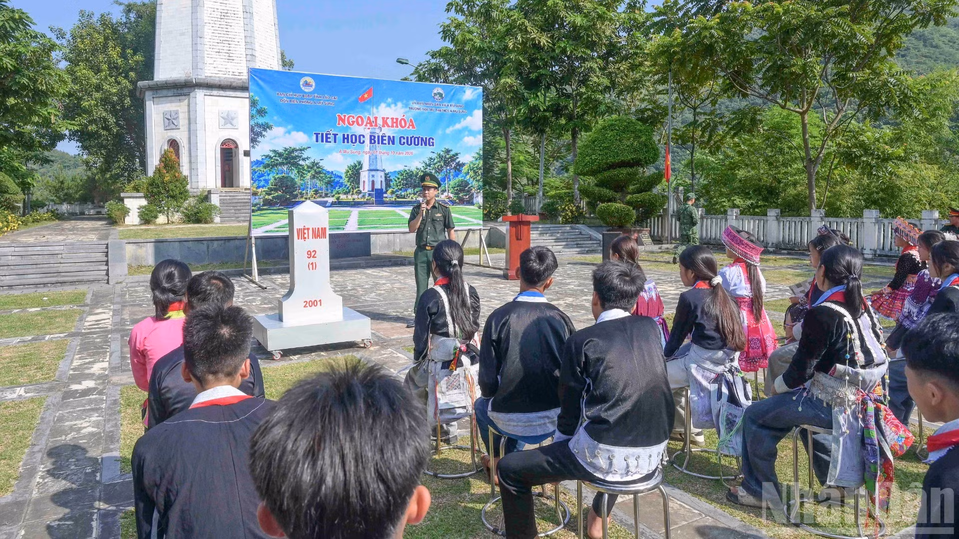 El teniente coronel Bui Trung Thanh, comisario político del Puesto de Guardia Fronteriza de A Mu Sung, explica a los alumnos cuestiones relacionadas con la frontera nacional. (Foto: CONG HAI)