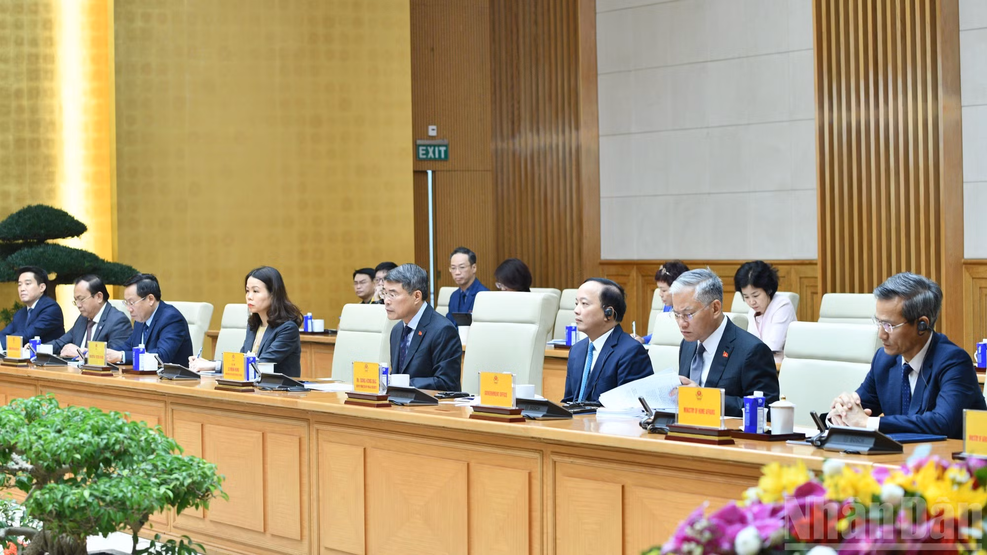 El primer ministro Le Minh Hung y representantes de ministerios y organismos vietnamitas participan en la cita. (Foto: Thanh Giang)